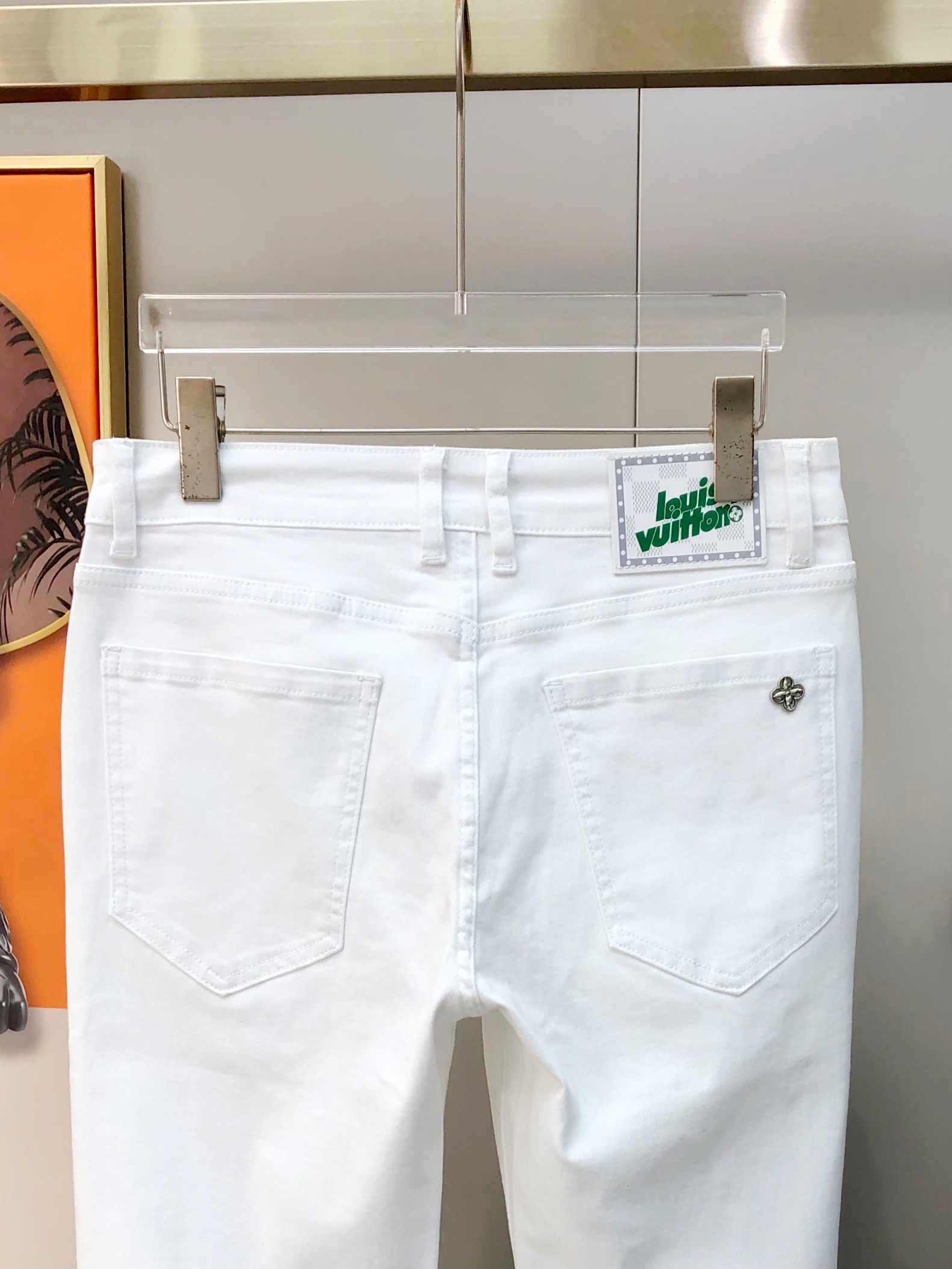 “2025 Louis Vuitton Spring Summer Foot Cowpants: High-End Custom Fashion with White Cows and Unique Design” - 图片 5