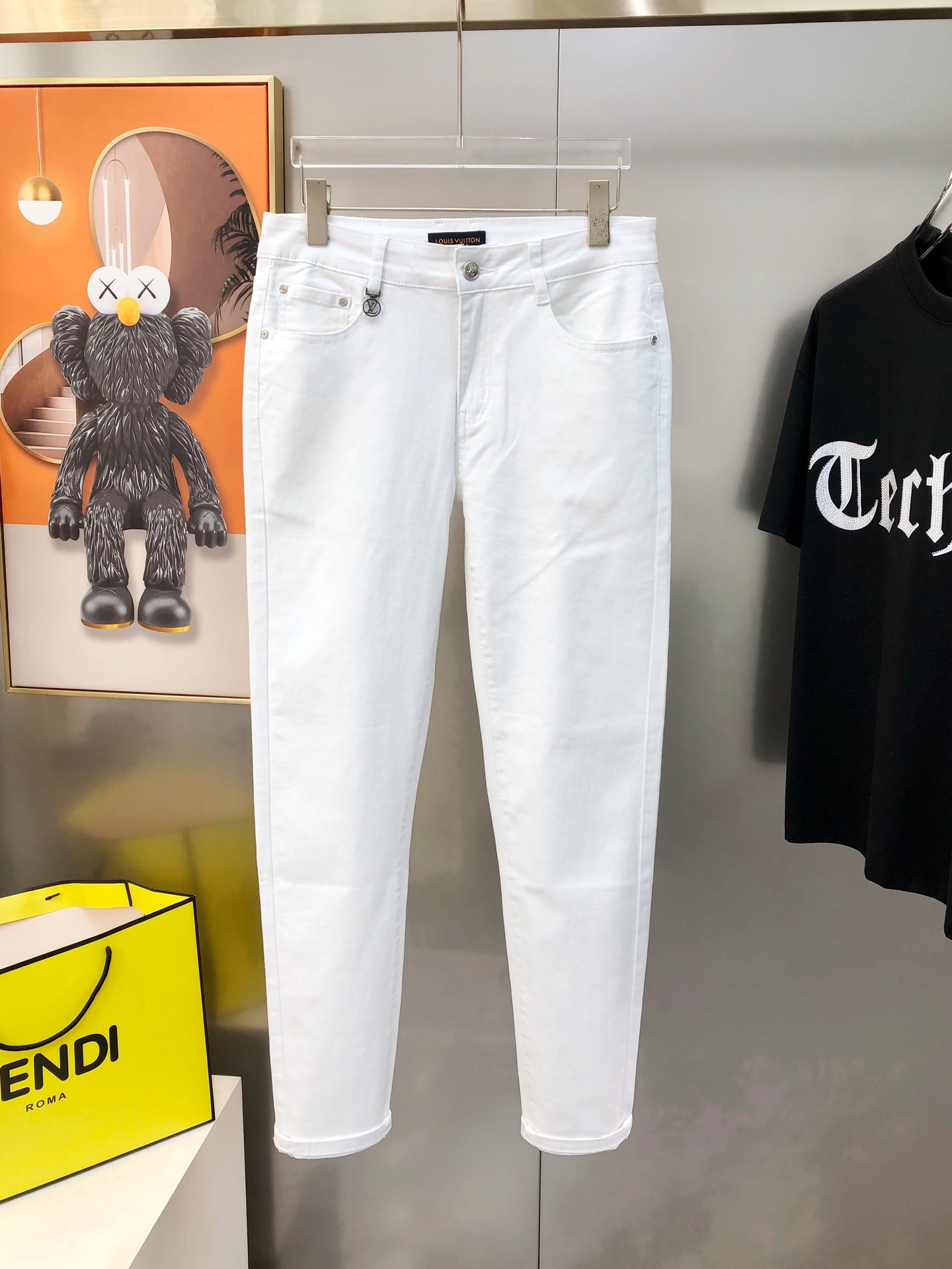 “2025 Louis Vuitton Spring Summer Foot Cowpants: High-End Custom Fashion with White Cows and Unique Design” - 图片 2
