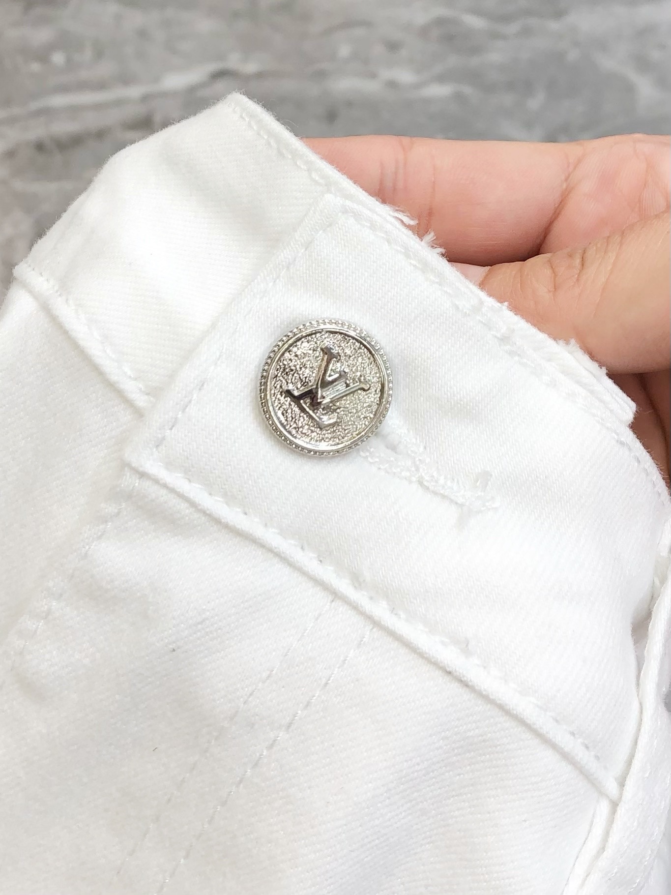 “2025 Louis Vuitton Spring Summer Foot Cowpants: High-End Custom Fashion with White Cows and Unique Design” - 图片 6