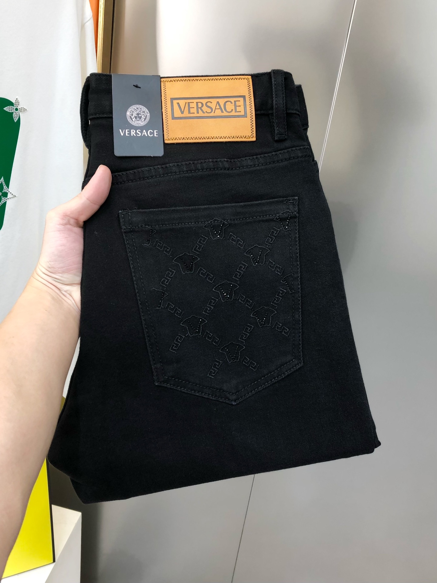 “2025 Spring and Summer Fashion: Versace Custom Black Cowboy Boots with Drill Logo Design” - 图片 1