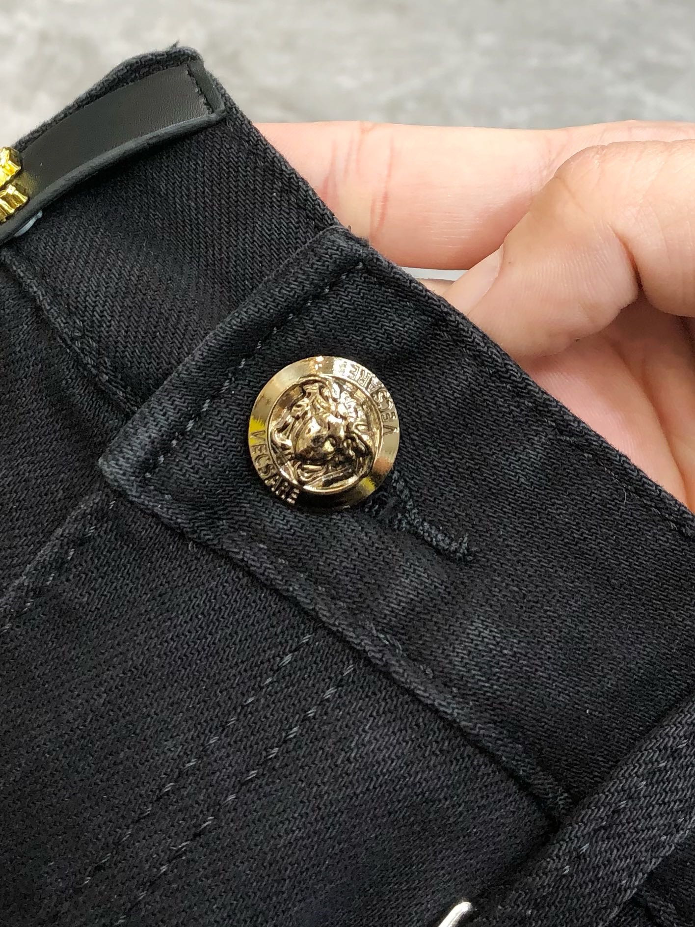 “2025 Spring and Summer Fashion: Versace Custom Black Cowboy Boots with Drill Logo Design” - 图片 6