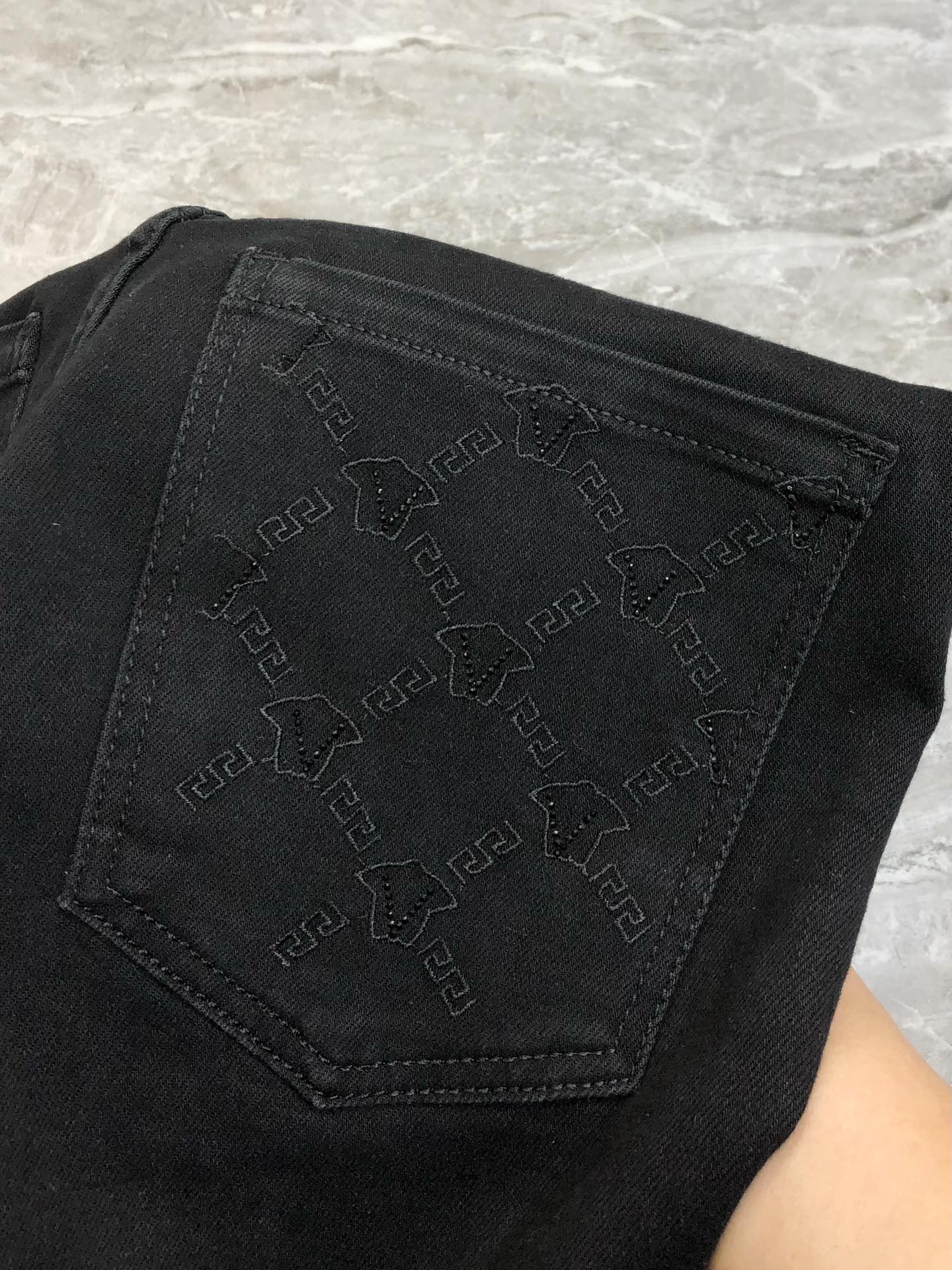 “2025 Spring and Summer Fashion: Versace Custom Black Cowboy Boots with Drill Logo Design” - 图片 8
