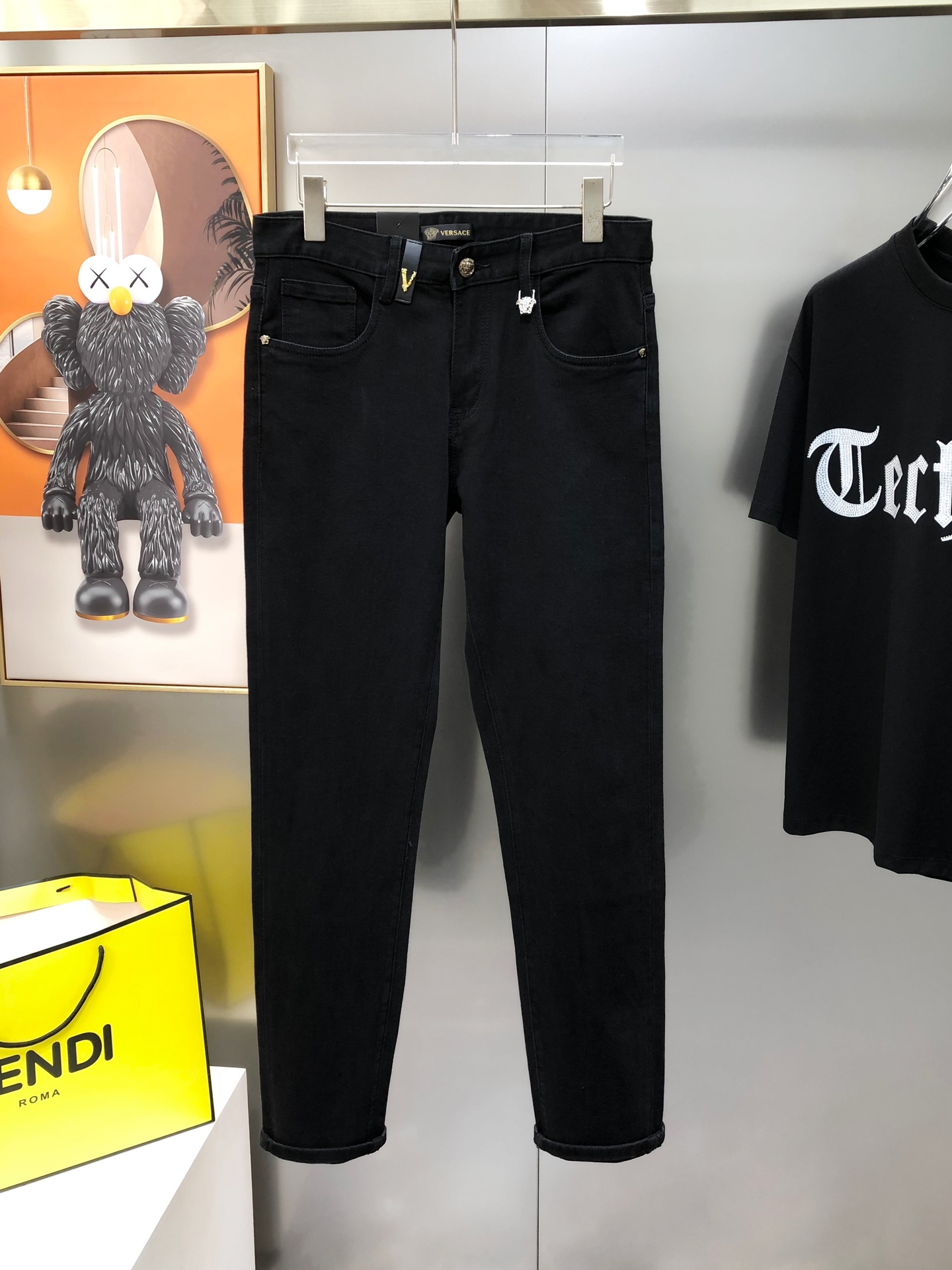 “2025 Spring and Summer Fashion: Versace Custom Black Cowboy Boots with Drill Logo Design” - 图片 2