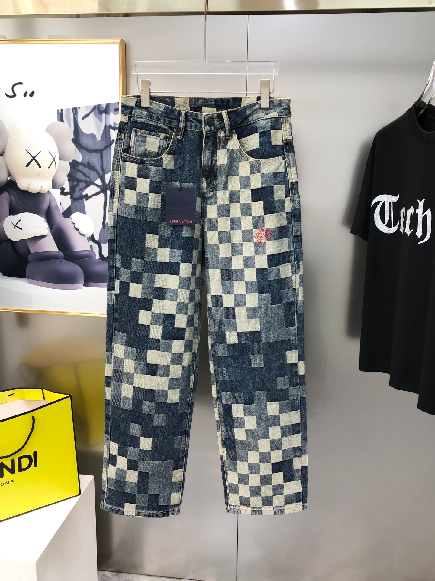 “Louis Vuitton Spring Summer 2025 New Loose-Barrel Jeans: Sizes 29-40 Available, Next Day Delivery” - 图片 2