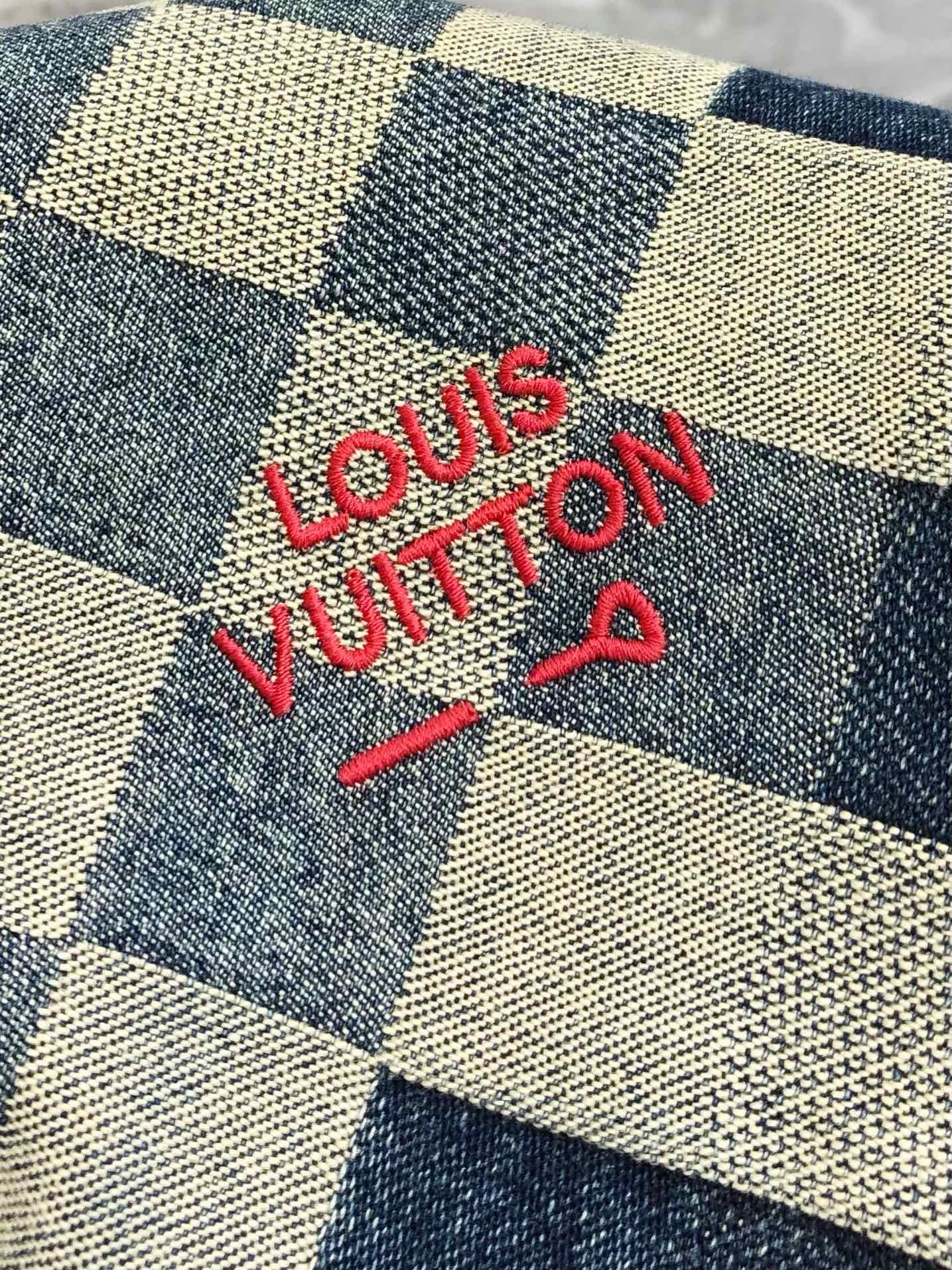 “Louis Vuitton Spring Summer 2025 New Loose-Barrel Jeans: Sizes 29-40 Available, Next Day Delivery” - 图片 7