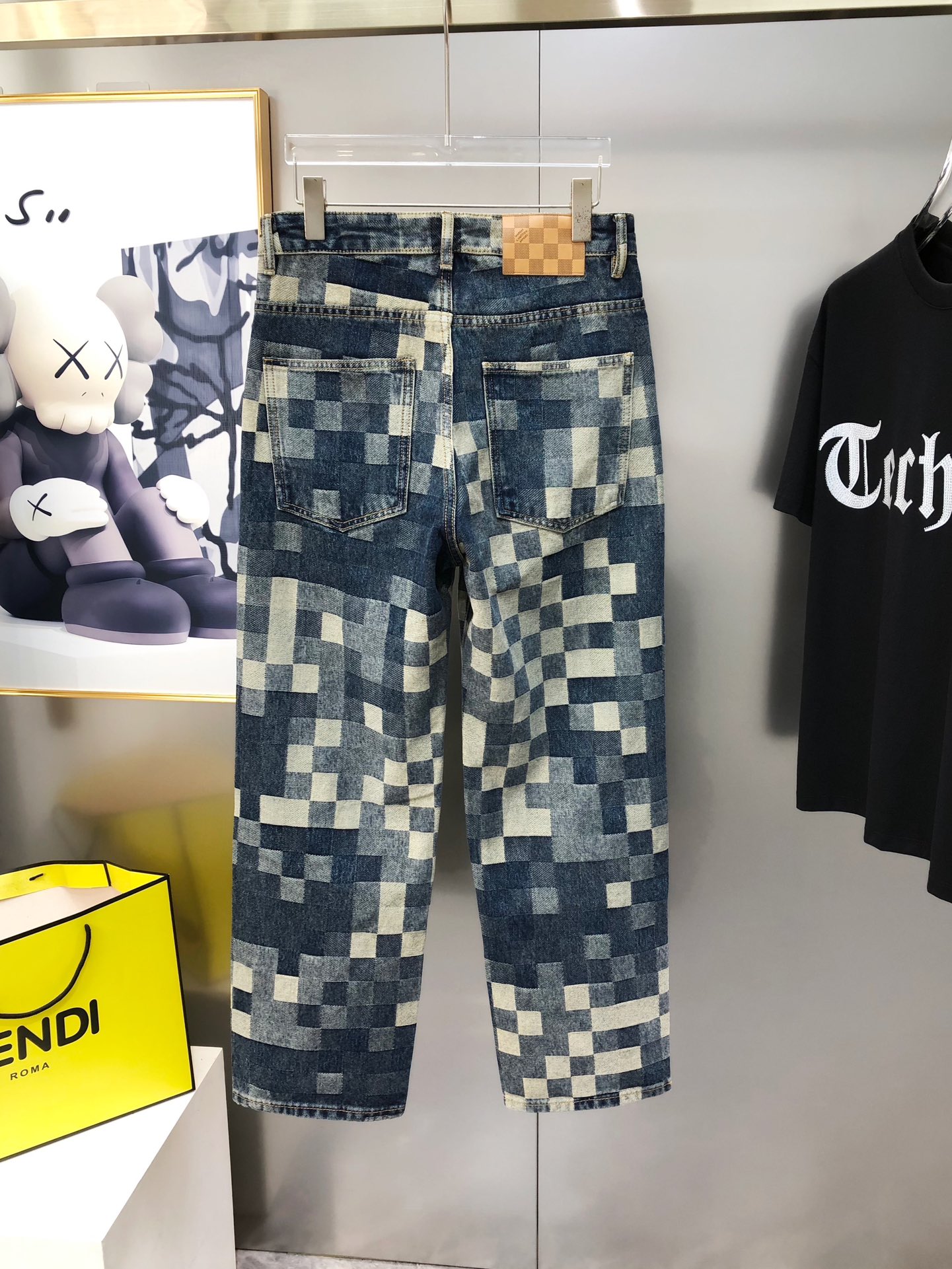 “Louis Vuitton Spring Summer 2025 New Loose-Barrel Jeans: Sizes 29-40 Available, Next Day Delivery” - 图片 3