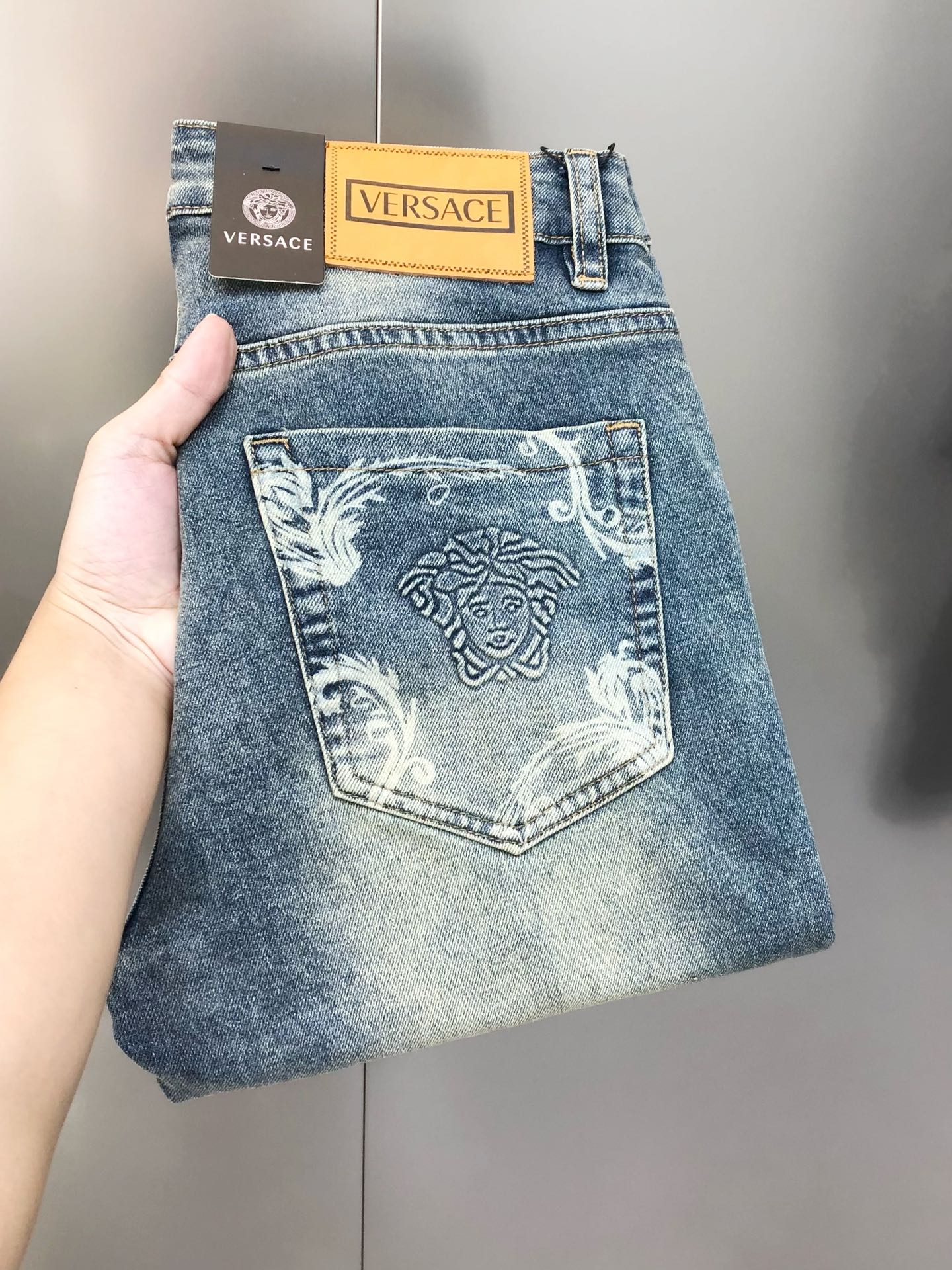 “High-End Custom P600 Versace Shorts for Summer 2025: One-Size-Fits-All Luxury” - 图片 1