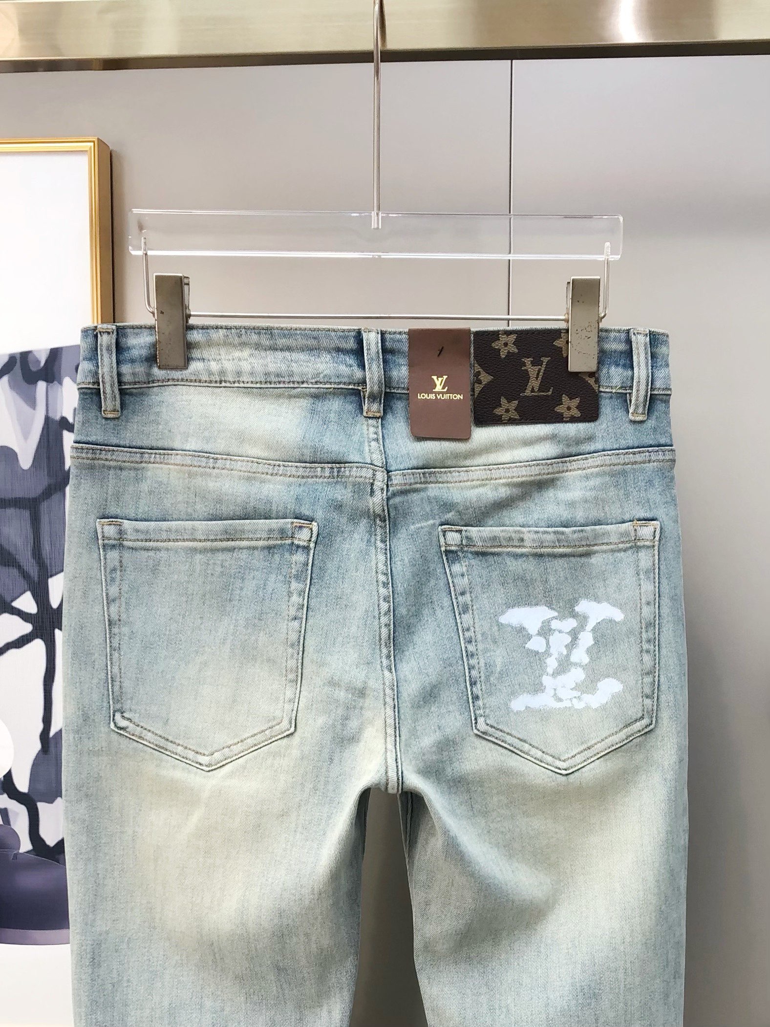 “Louis Vuitton’s 2025 Summer Short-Legged Jeans: High-End Custom Fashion with Tycoon Gel Logo Design” - 图片 5