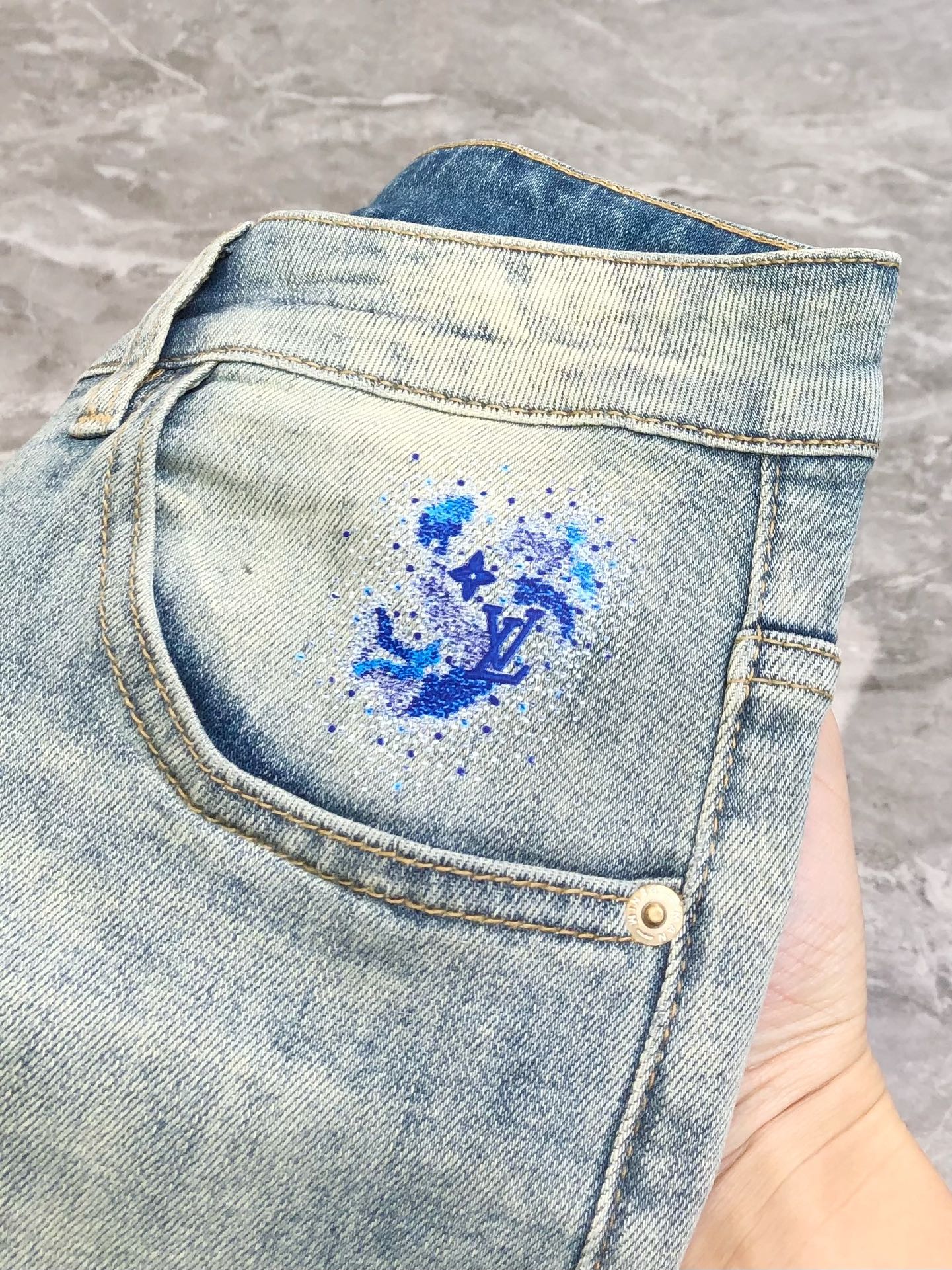 “Louis Vuitton’s 2025 Summer Short-Legged Jeans: High-End Custom Fashion with Tycoon Gel Logo Design” - 图片 6