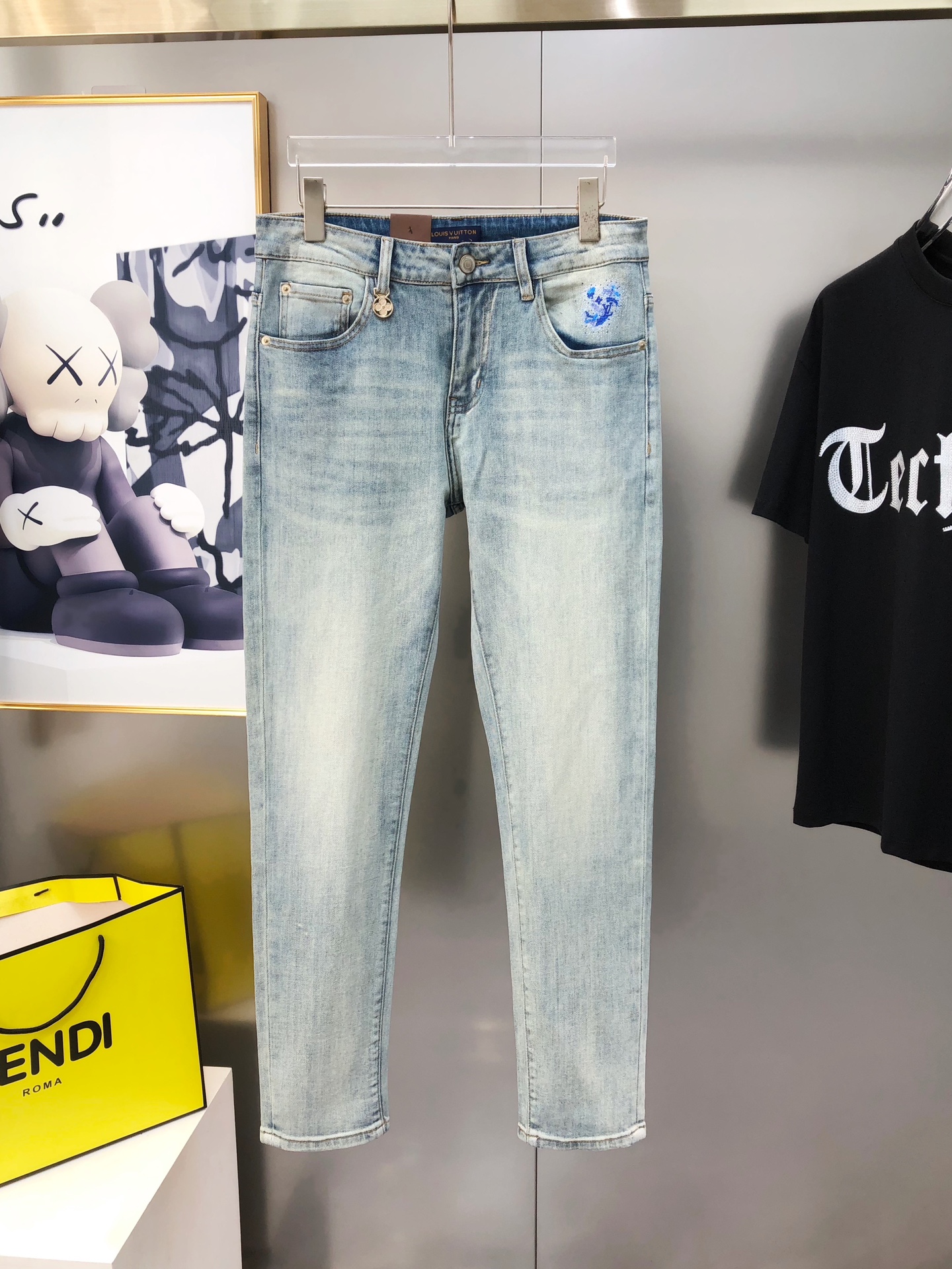 “Louis Vuitton’s 2025 Summer Short-Legged Jeans: High-End Custom Fashion with Tycoon Gel Logo Design” - 图片 2