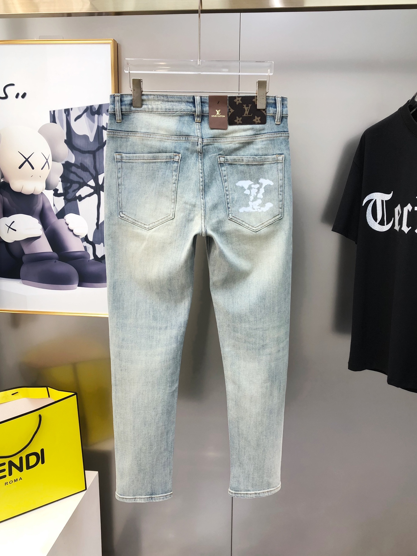 “Louis Vuitton’s 2025 Summer Short-Legged Jeans: High-End Custom Fashion with Tycoon Gel Logo Design” - 图片 3