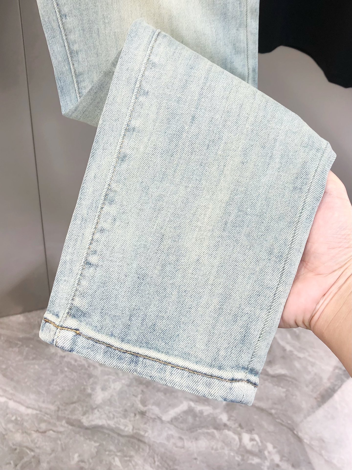 “Louis Vuitton’s 2025 Summer Short-Legged Jeans: High-End Custom Fashion with Tycoon Gel Logo Design” - 图片 9