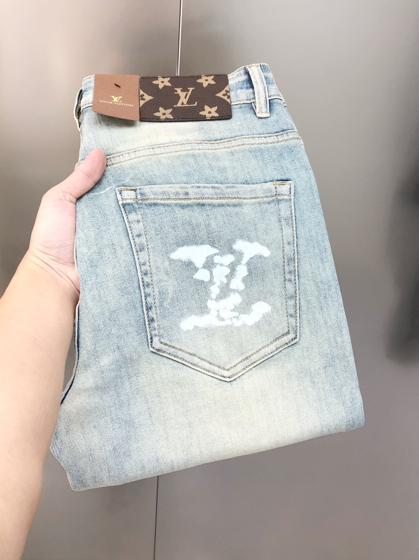 “Louis Vuitton’s 2025 Summer Short-Legged Jeans: High-End Custom Fashion with Tycoon Gel Logo Design”