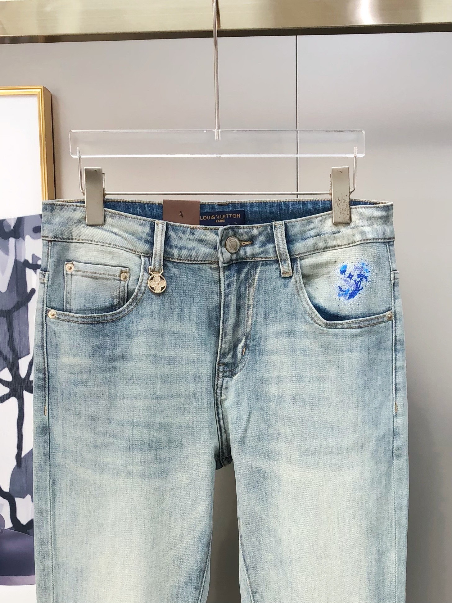 “Louis Vuitton’s 2025 Summer Short-Legged Jeans: High-End Custom Fashion with Tycoon Gel Logo Design” - 图片 4