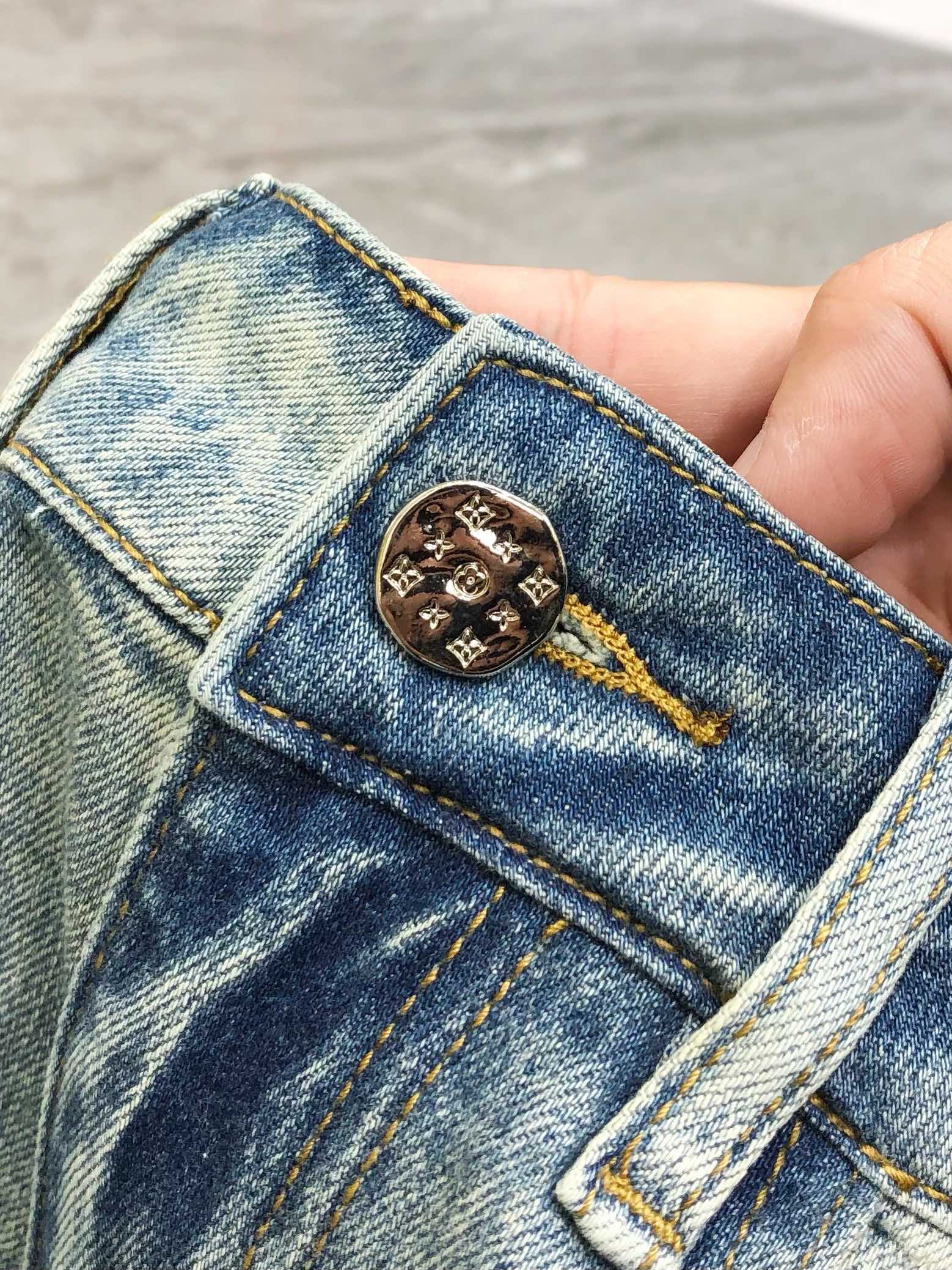 “Louis Vuitton 2025 Summer Short-Legged Jeans: High-End Custom Fashion with Unique Features” - 图片 6