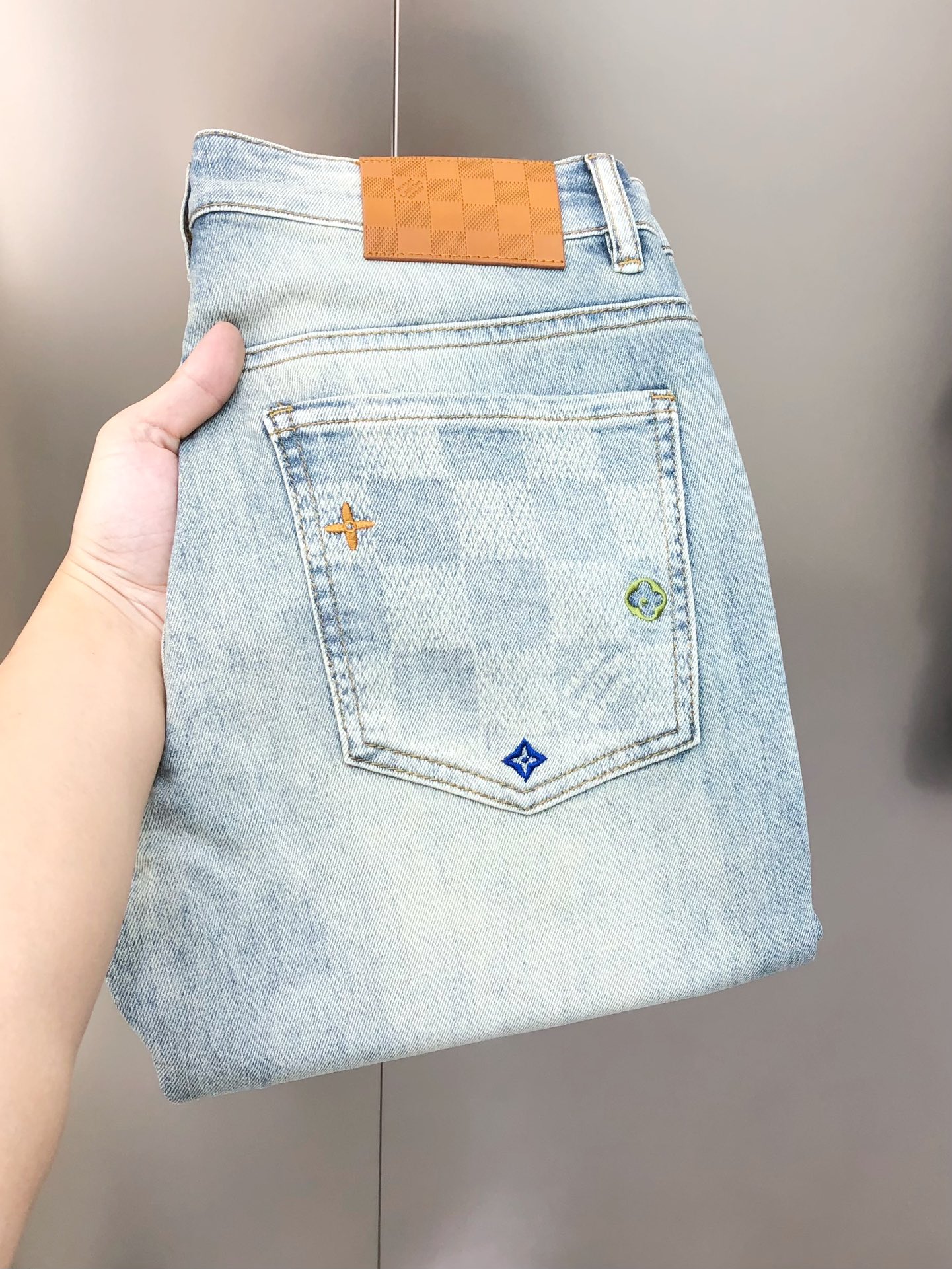 “Louis Vuitton 2025 Summer Short-Legged Jeans: High-End Custom Fashion with Unique Features” - 图片 1