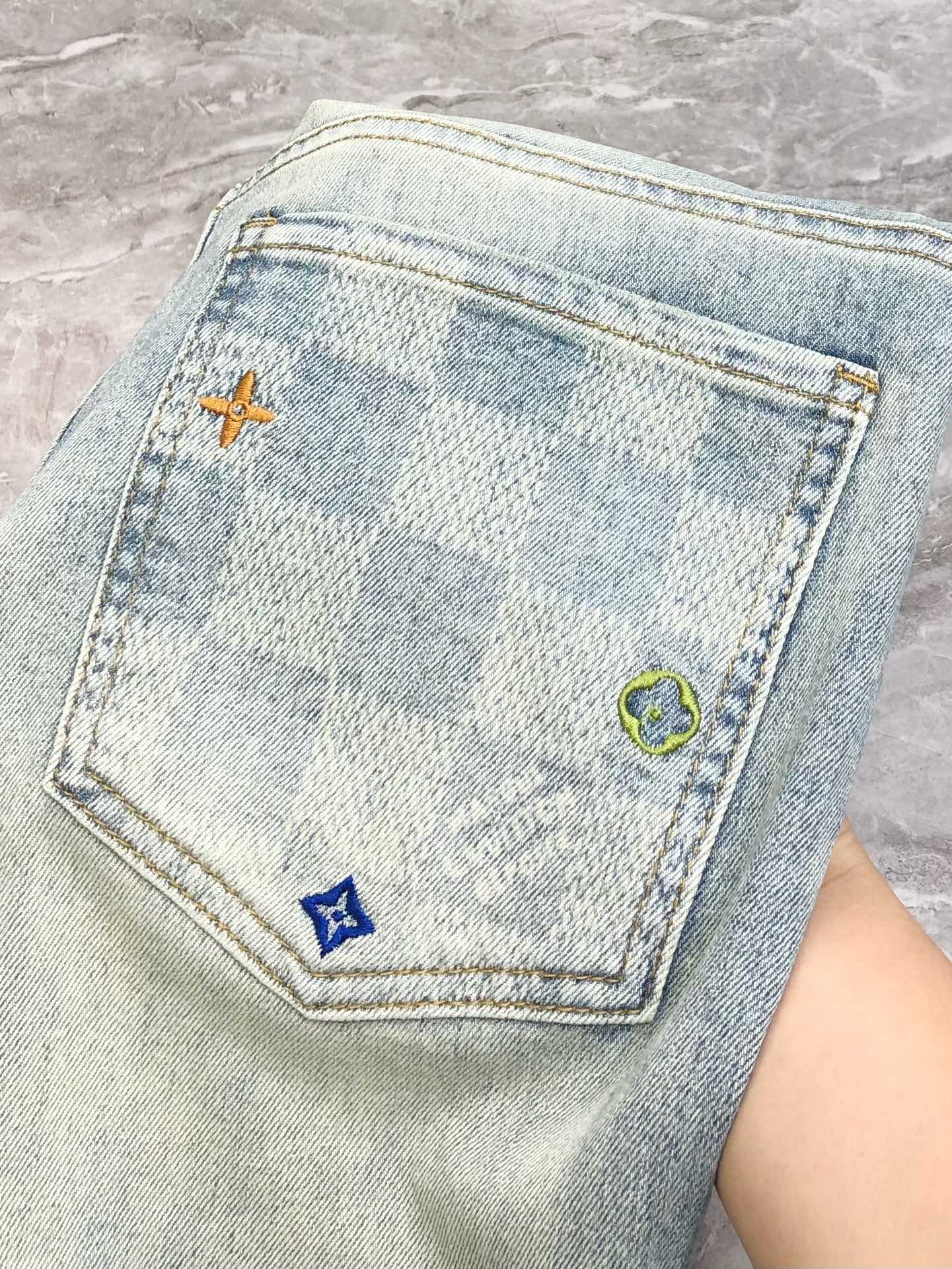 “Louis Vuitton 2025 Summer Short-Legged Jeans: High-End Custom Fashion with Unique Features” - 图片 8