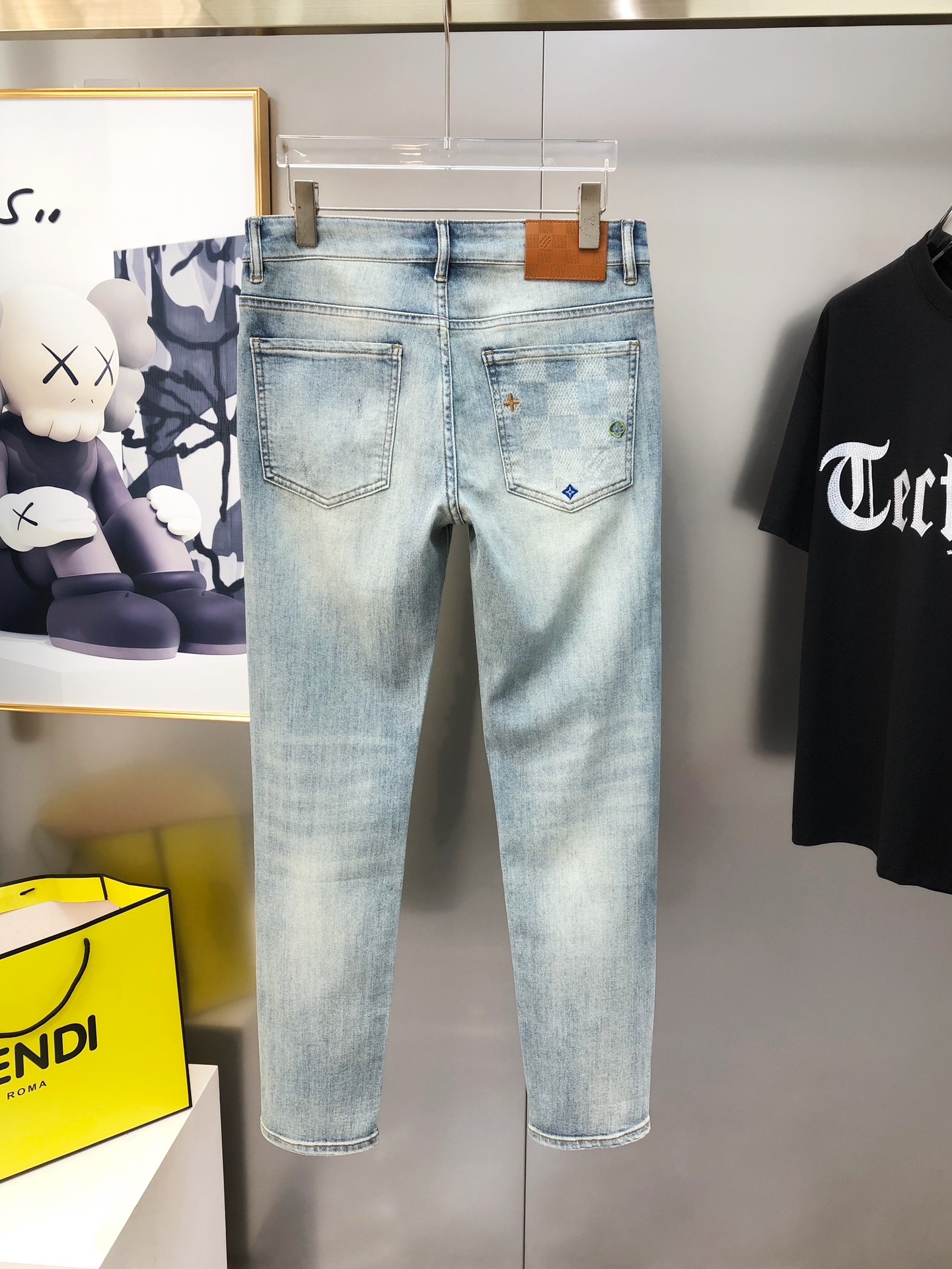 “Louis Vuitton 2025 Summer Short-Legged Jeans: High-End Custom Fashion with Unique Features” - 图片 3