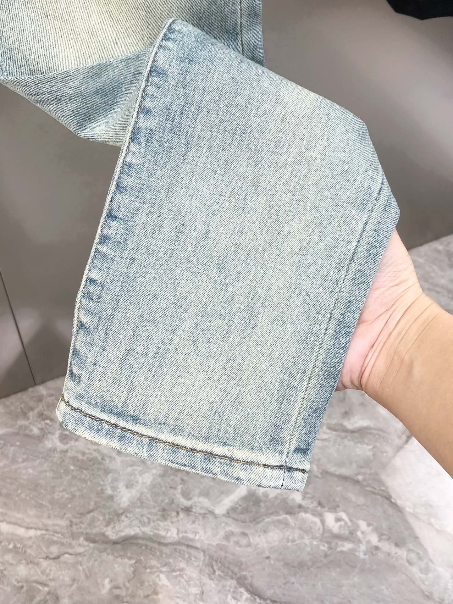 “Louis Vuitton 2025 Summer Short-Legged Jeans: High-End Custom Fashion with Unique Features” - 图片 9