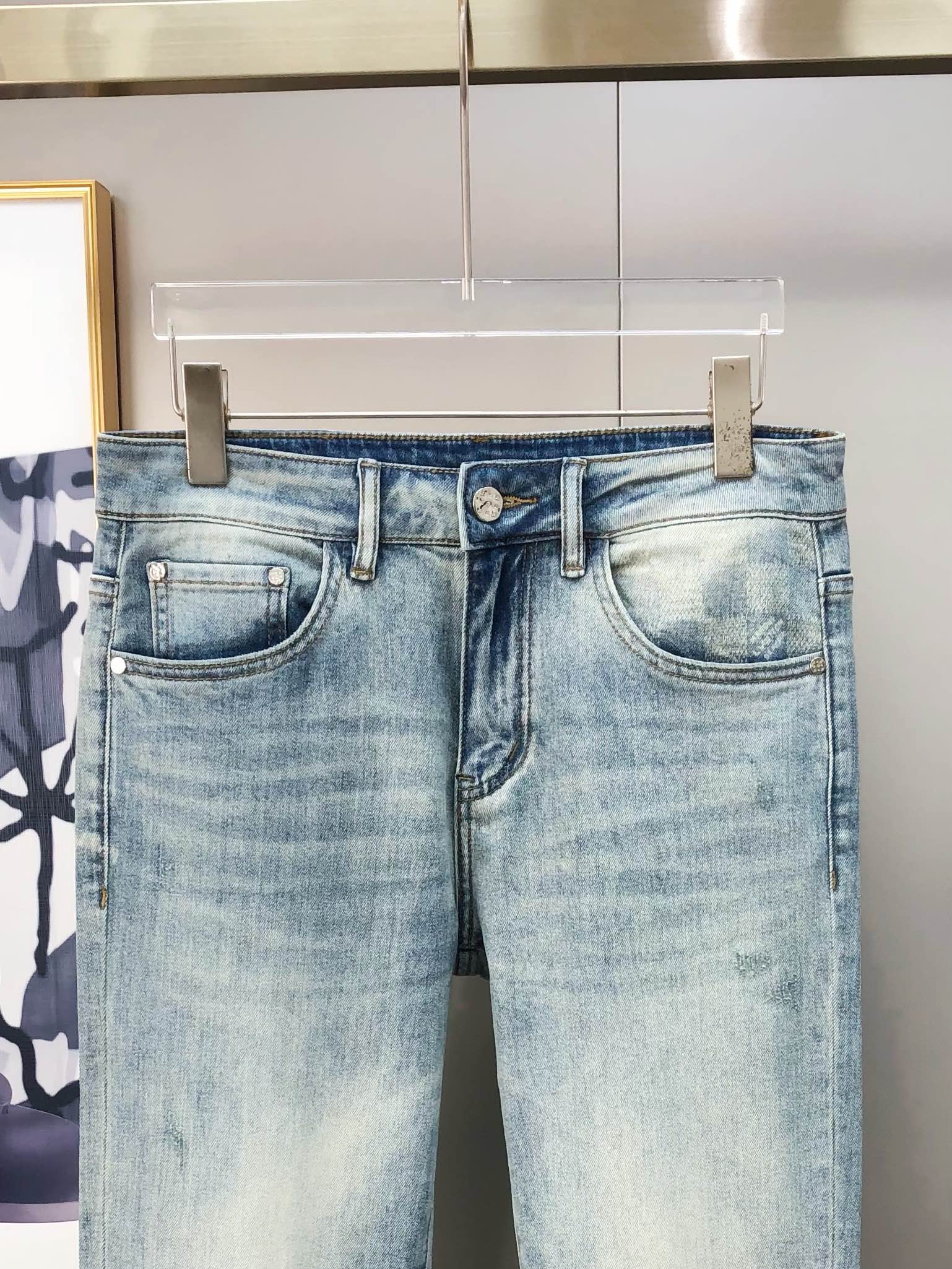 “Louis Vuitton 2025 Summer Short-Legged Jeans: High-End Custom Fashion with Unique Features” - 图片 4