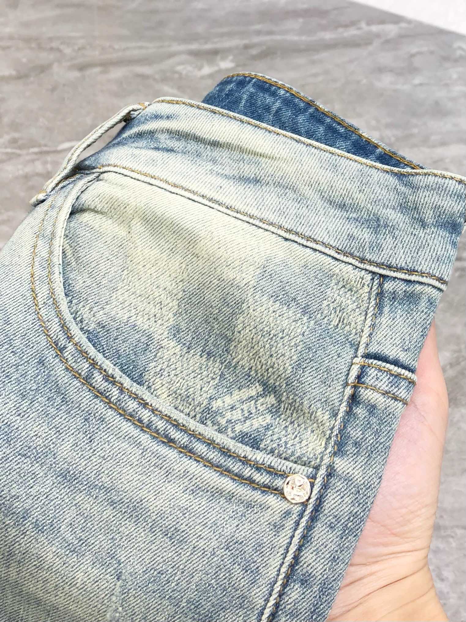 “Louis Vuitton 2025 Summer Short-Legged Jeans: High-End Custom Fashion with Unique Features” - 图片 7