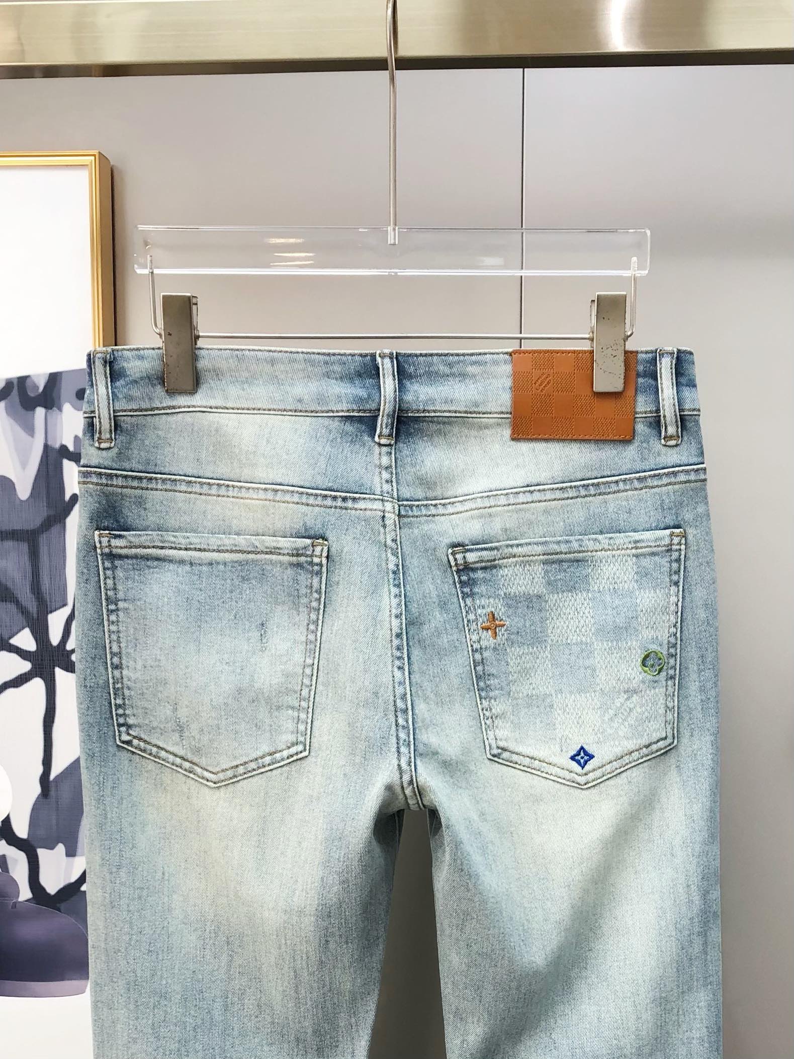 “Louis Vuitton 2025 Summer Short-Legged Jeans: High-End Custom Fashion with Unique Features” - 图片 5