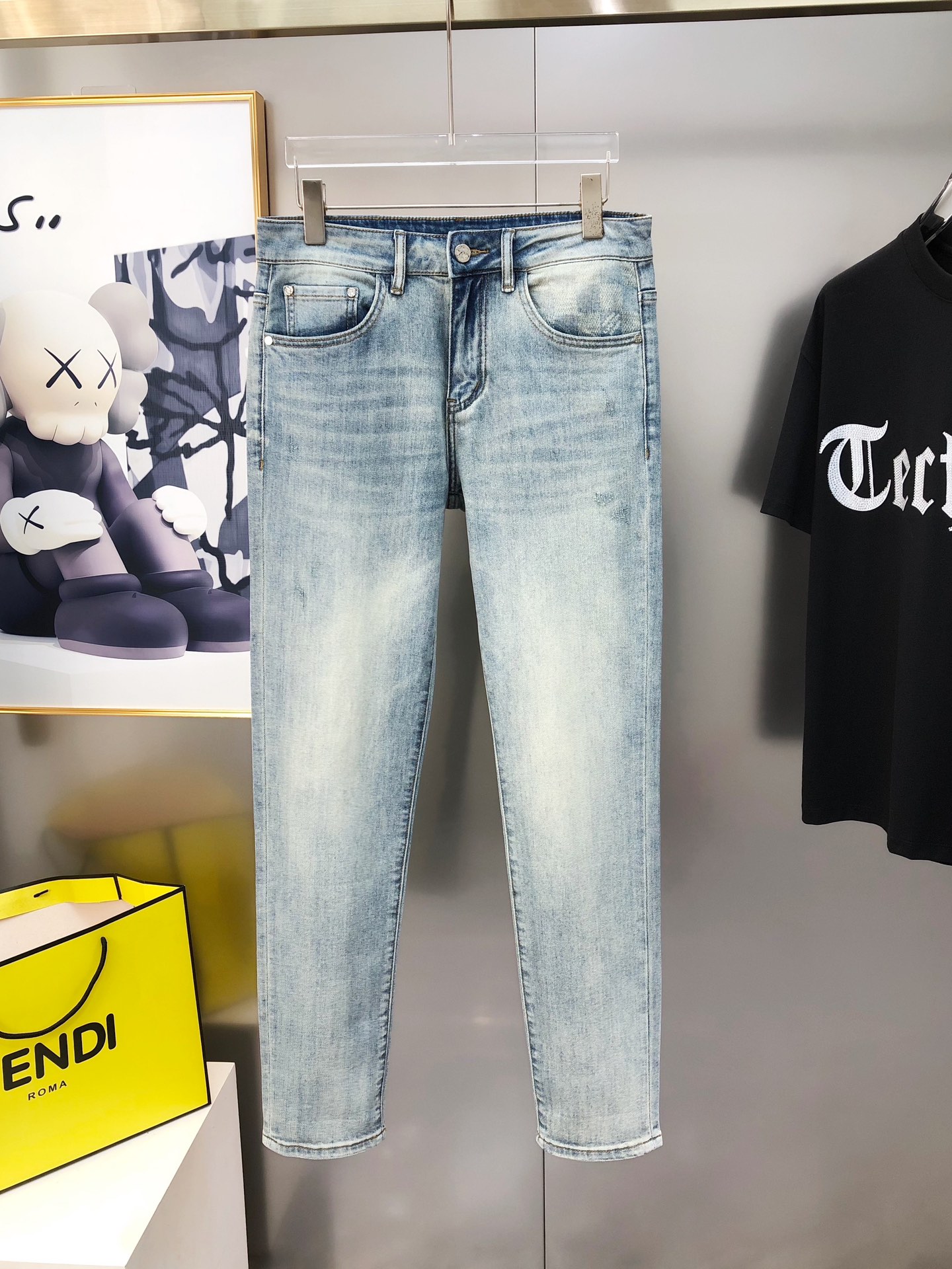 “Louis Vuitton 2025 Summer Short-Legged Jeans: High-End Custom Fashion with Unique Features” - 图片 2