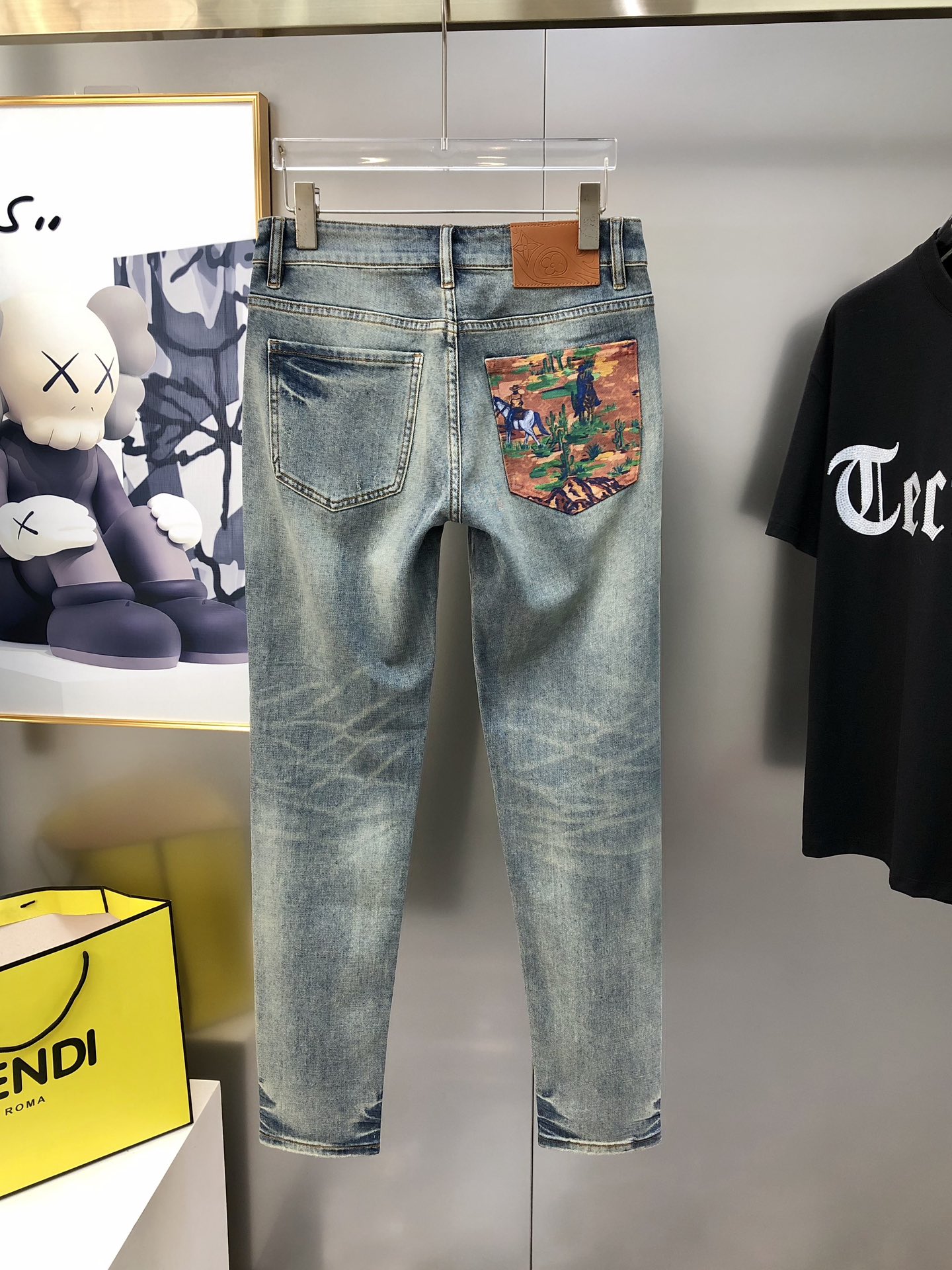 Louis Vuitton’s P576 LV short-legged jeans for summer 2025 feature high-end custom design and digital-printed logos. - 图片 3
