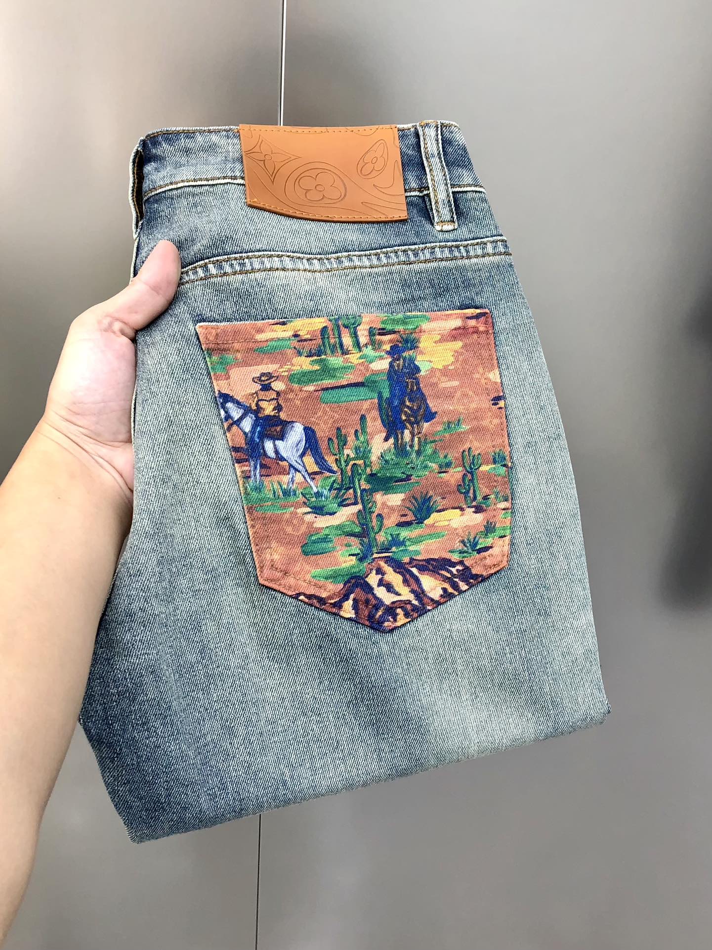Louis Vuitton’s P576 LV short-legged jeans for summer 2025 feature high-end custom design and digital-printed logos. - 图片 1