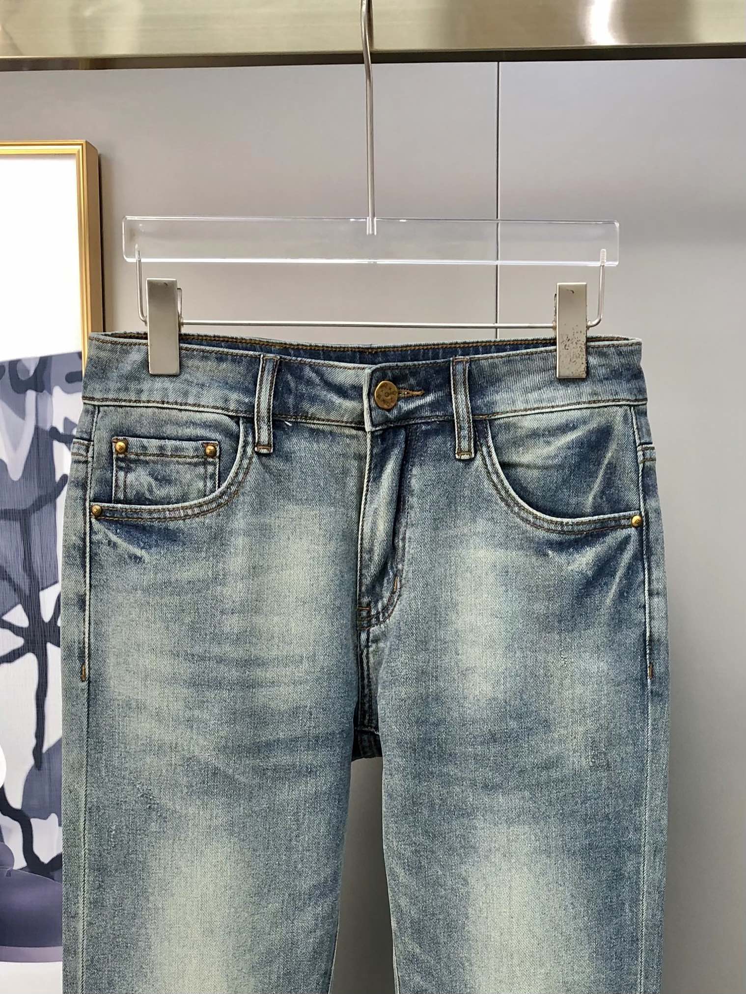 Louis Vuitton’s P576 LV short-legged jeans for summer 2025 feature high-end custom design and digital-printed logos. - 图片 4