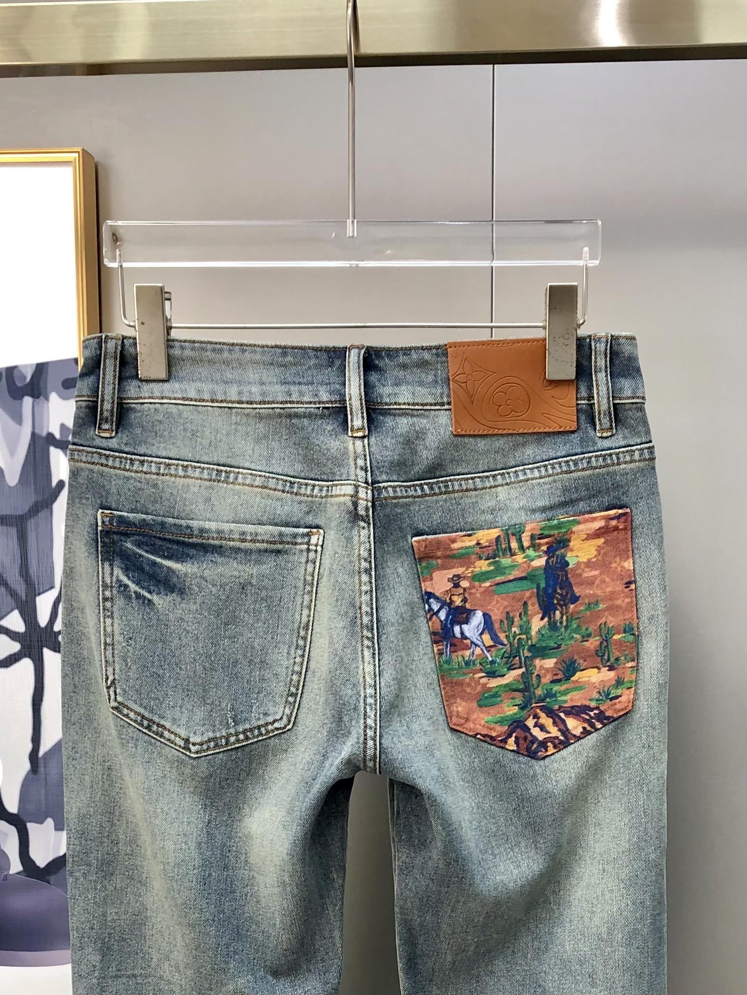 Louis Vuitton’s P576 LV short-legged jeans for summer 2025 feature high-end custom design and digital-printed logos. - 图片 5