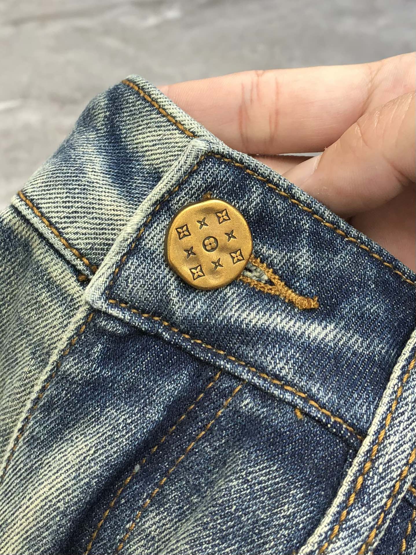 Louis Vuitton’s P576 LV short-legged jeans for summer 2025 feature high-end custom design and digital-printed logos. - 图片 6