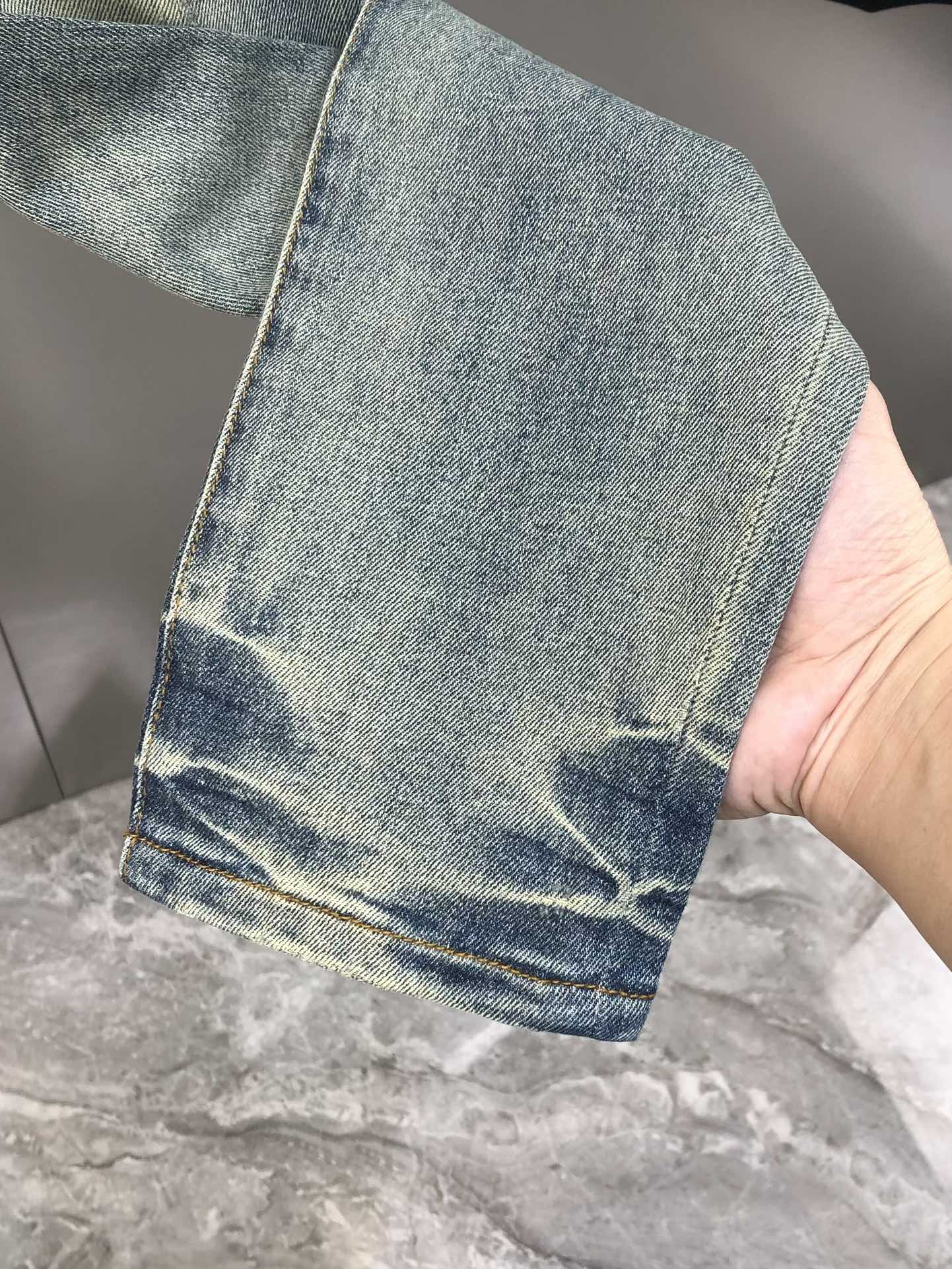 Louis Vuitton’s P576 LV short-legged jeans for summer 2025 feature high-end custom design and digital-printed logos. - 图片 9