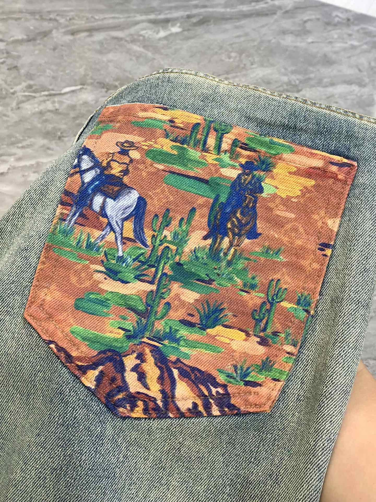 Louis Vuitton’s P576 LV short-legged jeans for summer 2025 feature high-end custom design and digital-printed logos. - 图片 8