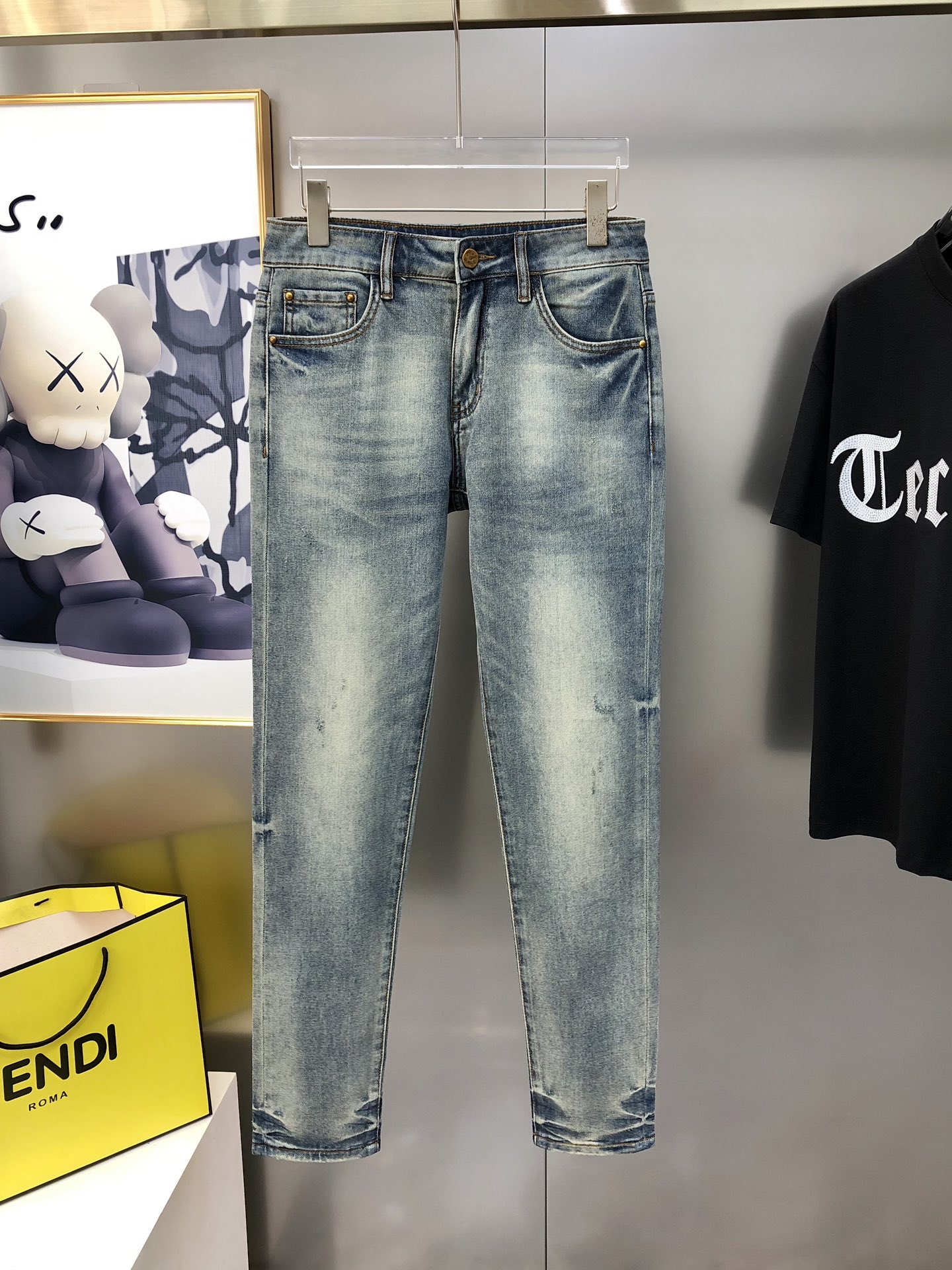 Louis Vuitton’s P576 LV short-legged jeans for summer 2025 feature high-end custom design and digital-printed logos. - 图片 2