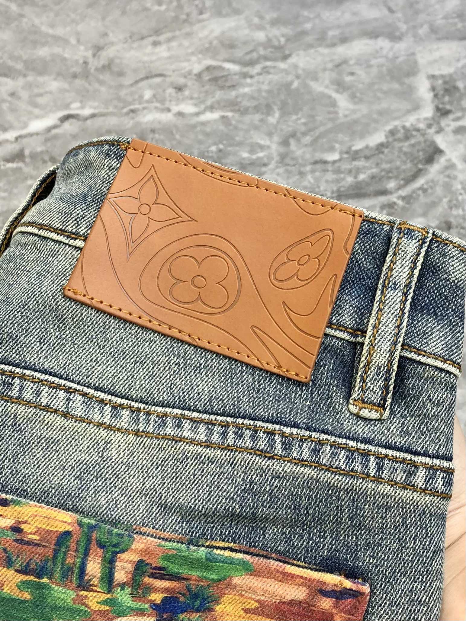 Louis Vuitton’s P576 LV short-legged jeans for summer 2025 feature high-end custom design and digital-printed logos. - 图片 7