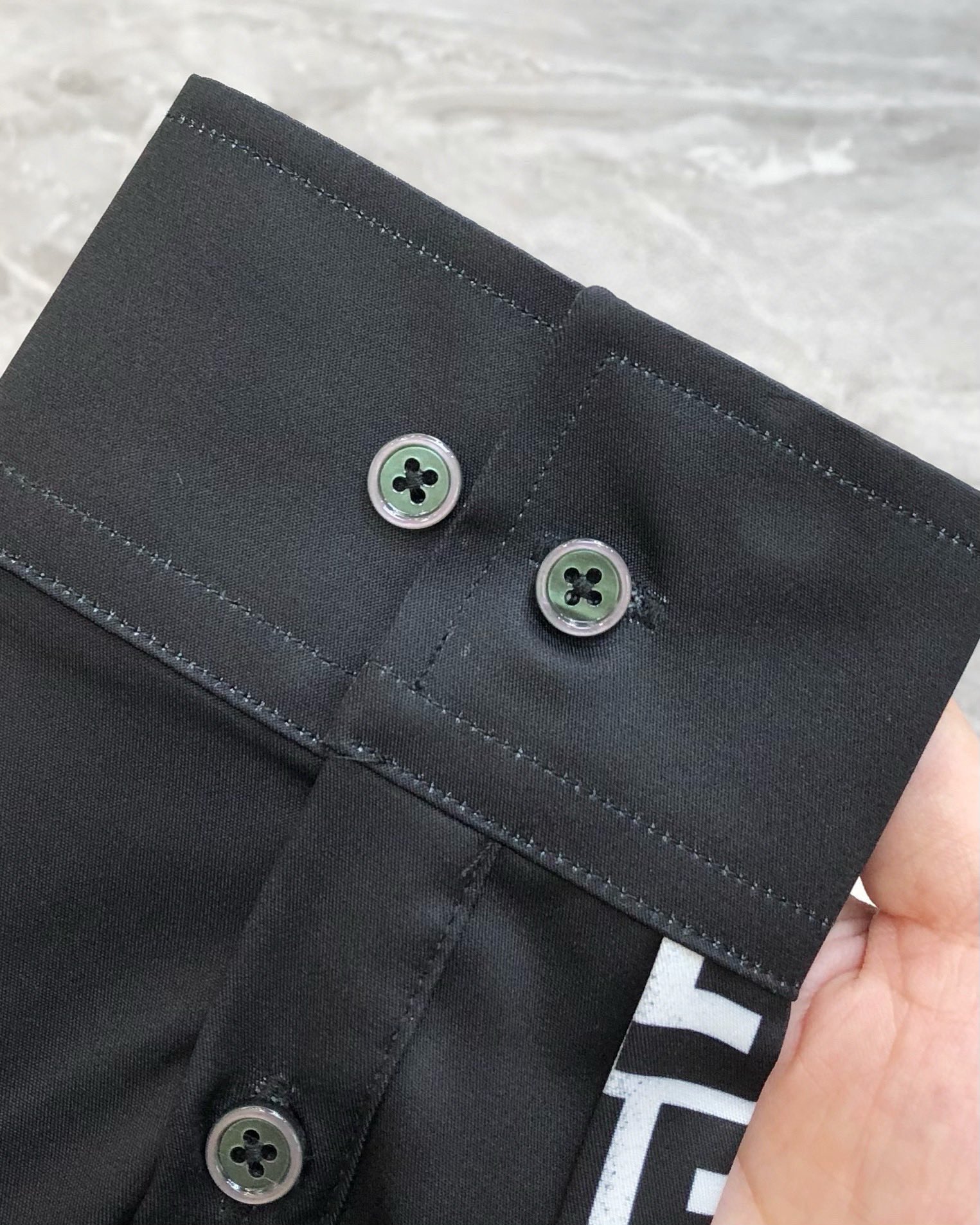 “High-Fashion Men’s Long-Sleeved Shirts with Customizable Cotton Fabrics and Unique Design Features” - 图片 6