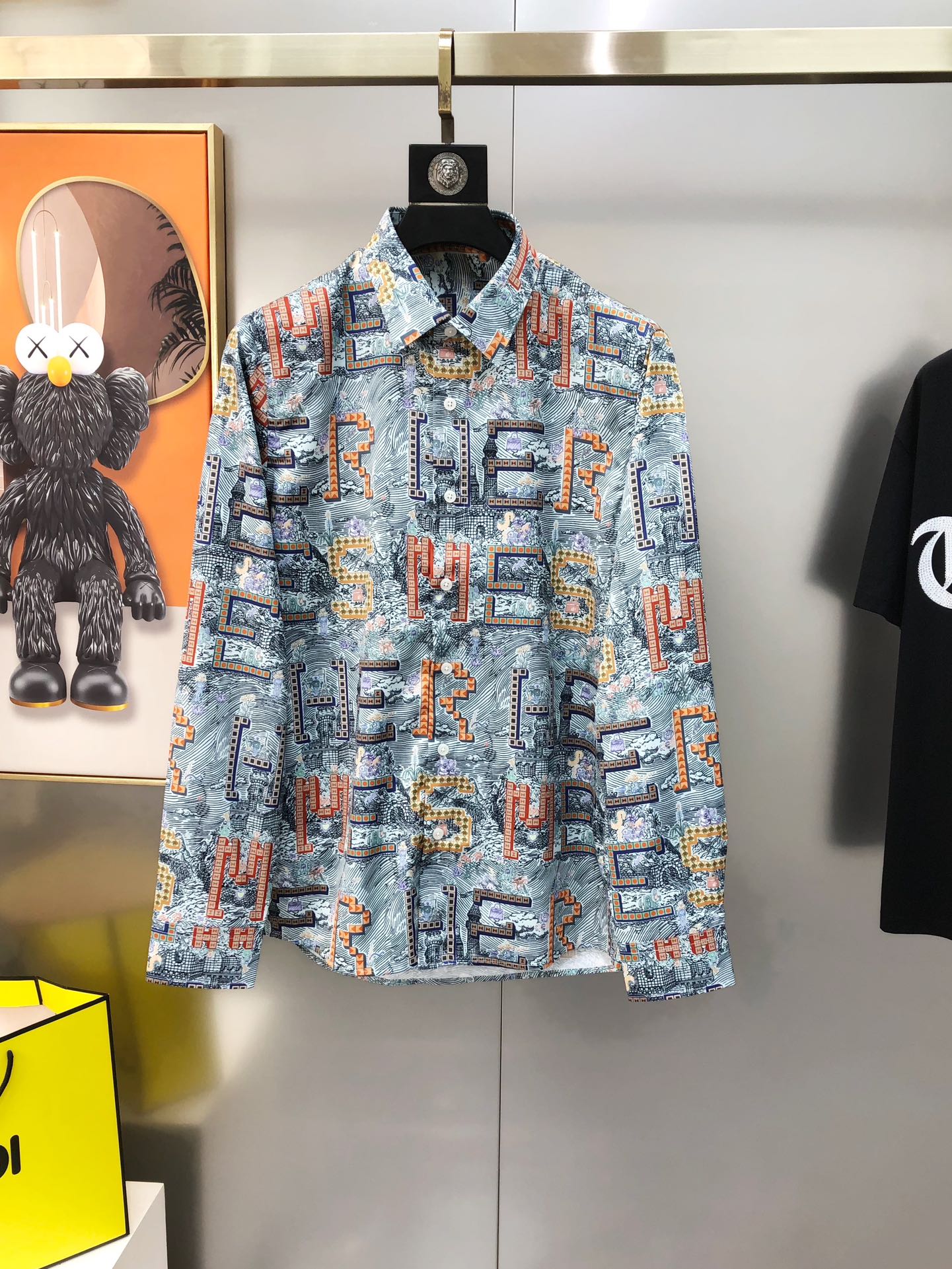 2025 Eimas H*rmes long-sleeve shirt with high-quality design, soft cotton fabric, and stylish details. Sizes S-2XL. - 图片 1