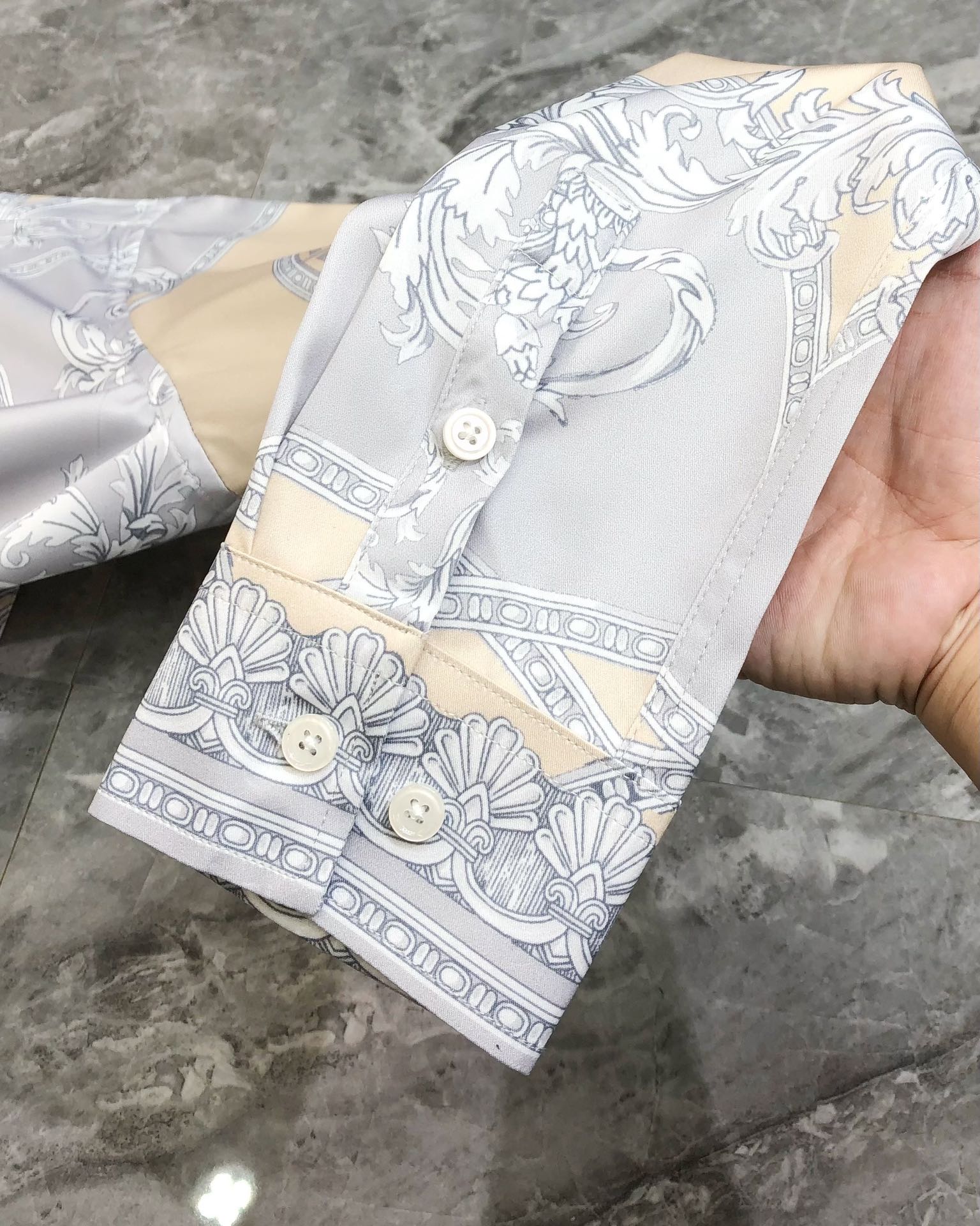 Versace 2025 Men’s Long-Sleeve Shirt: High-Quality Cotton, Unique Design, Customizable, Comfortable Fit - 图片 8