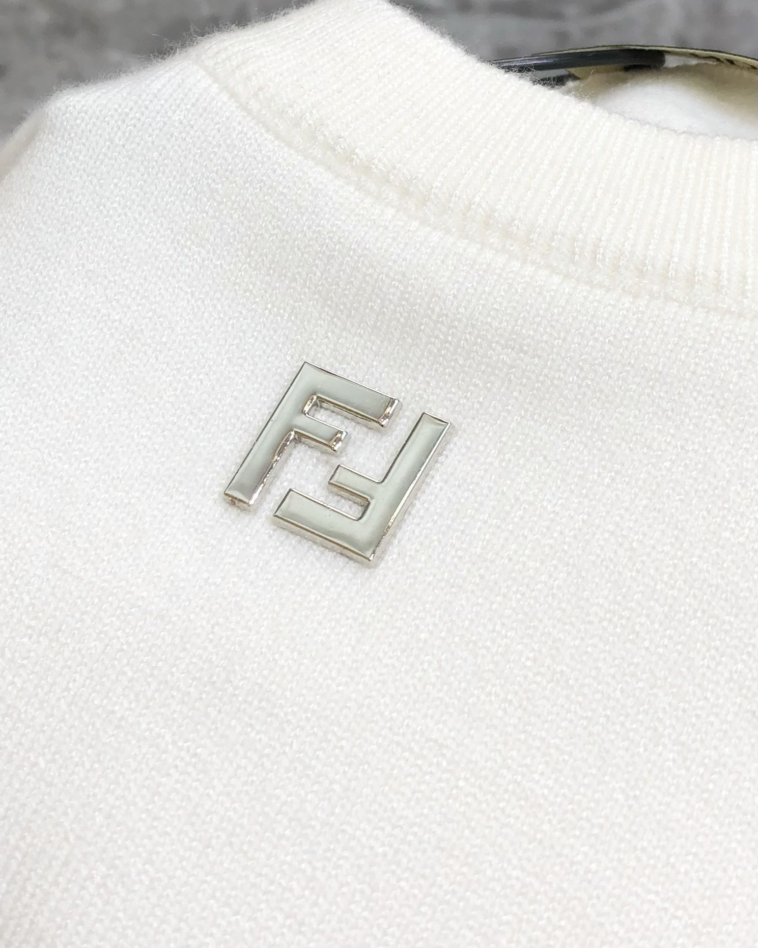 “2025 Men’s High-End Sweaters: Custom Designs, Soft Fabric, S-XL Sizes, Black & White Options, Fast Delivery” - 图片 5