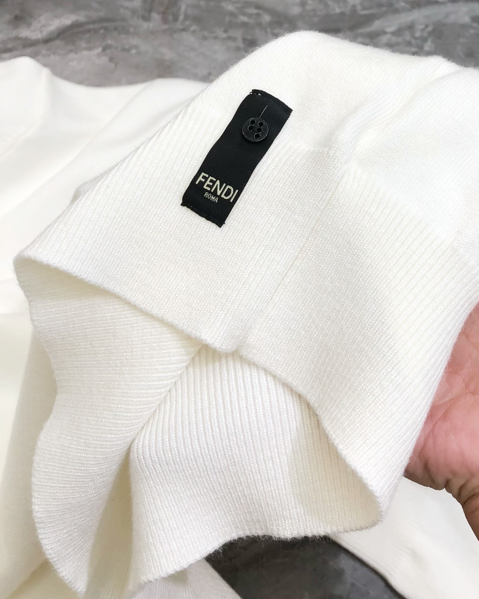 “2025 Men’s High-End Sweaters: Custom Designs, Soft Fabric, S-XL Sizes, Black & White Options, Fast Delivery” - 图片 7