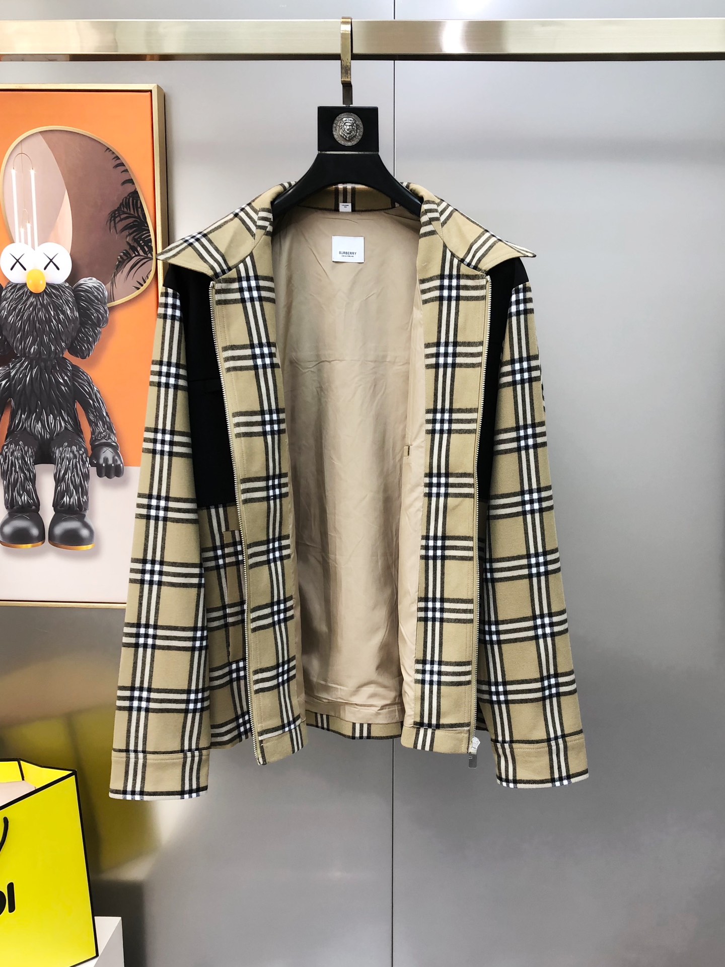 “High-Quality Man-In-Law Jacket with Embroidered Design | Online Sales | Black-and-White | P1020 BURBE** Barborie 2025” - 图片 2
