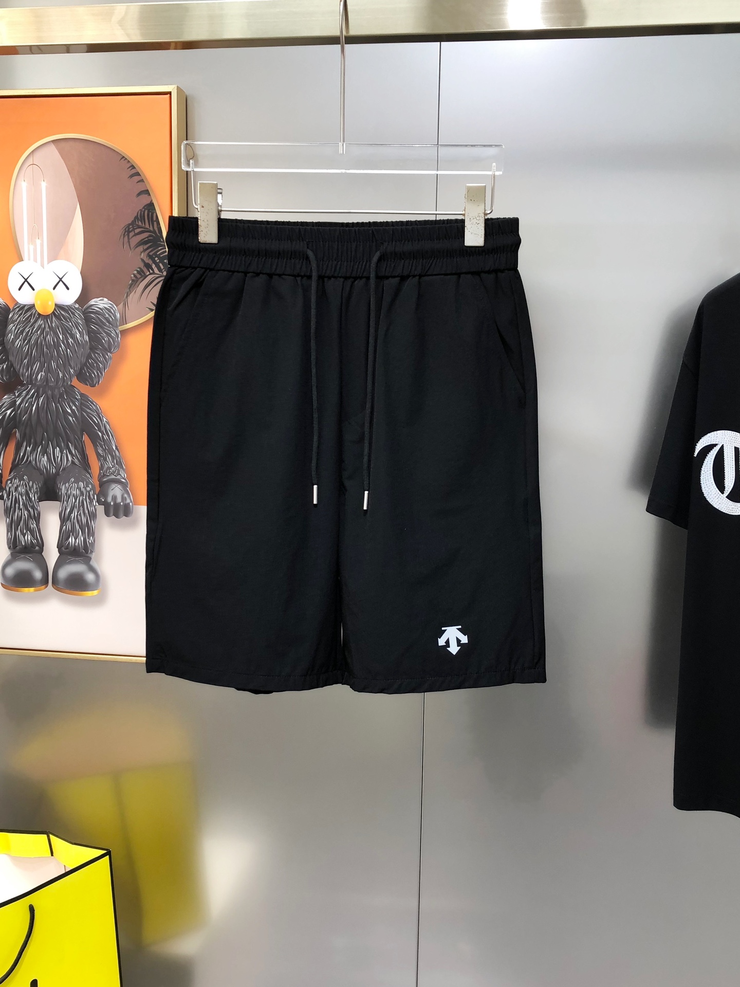 “2025 Men’s Recreational Shorts: High-End Design, Speed-Drying Fabric, Elegant & Handsome Style” - 图片 2