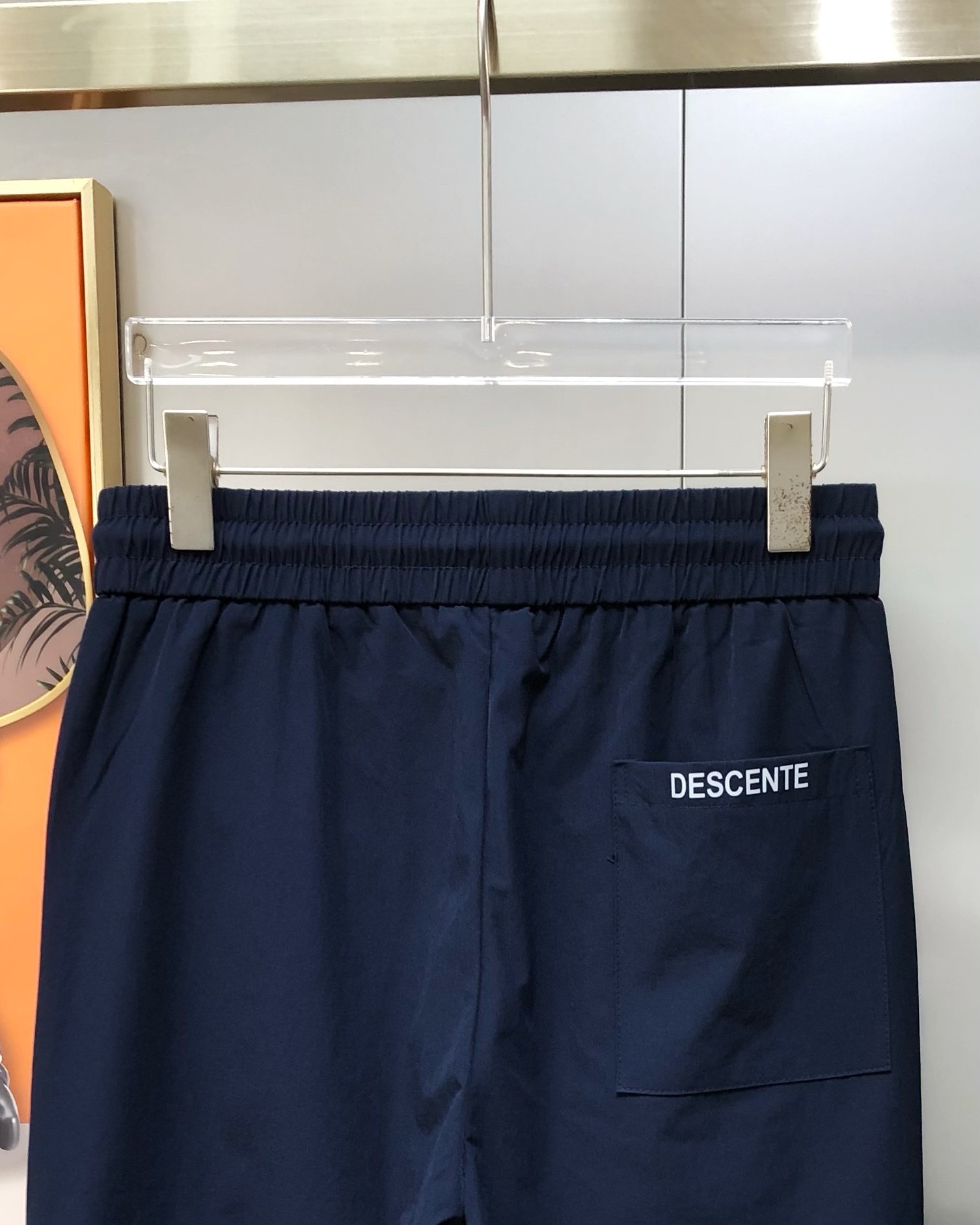 Title: P504 D*SCENTE Men’s Recreational Shorts for Spring/Summer 2025 – Features, Fabric, and Design Summary: High-end men’s shorts for Spring/Summer - 图片 6