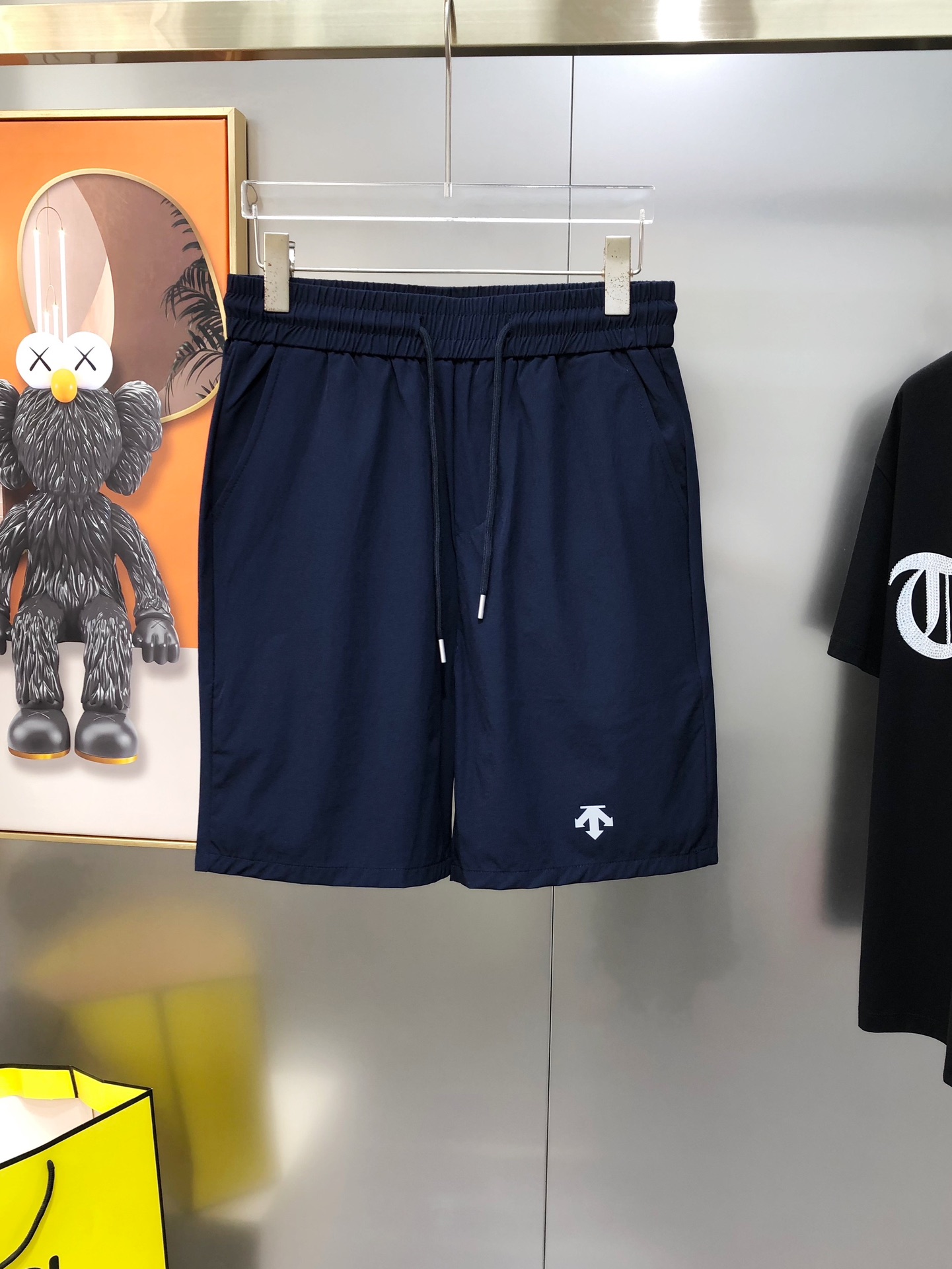 Title: P504 D*SCENTE Men’s Recreational Shorts for Spring/Summer 2025 – Features, Fabric, and Design Summary: High-end men’s shorts for Spring/Summer - 图片 3