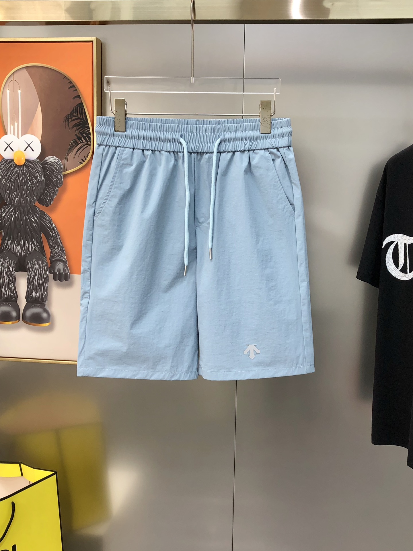 Title: P504 D*SCENTE Men’s Recreational Shorts for Spring/Summer 2025 – Features, Fabric, and Design Summary: High-end men’s shorts for Spring/Summer