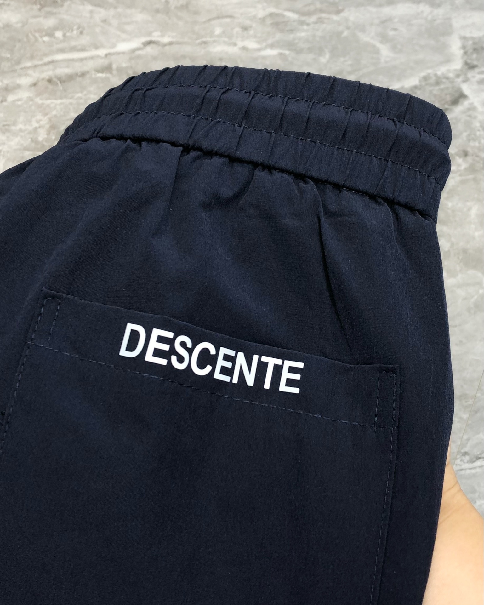 Title: P504 D*SCENTE Men’s Recreational Shorts for Spring/Summer 2025 – Features, Fabric, and Design Summary: High-end men’s shorts for Spring/Summer - 图片 9