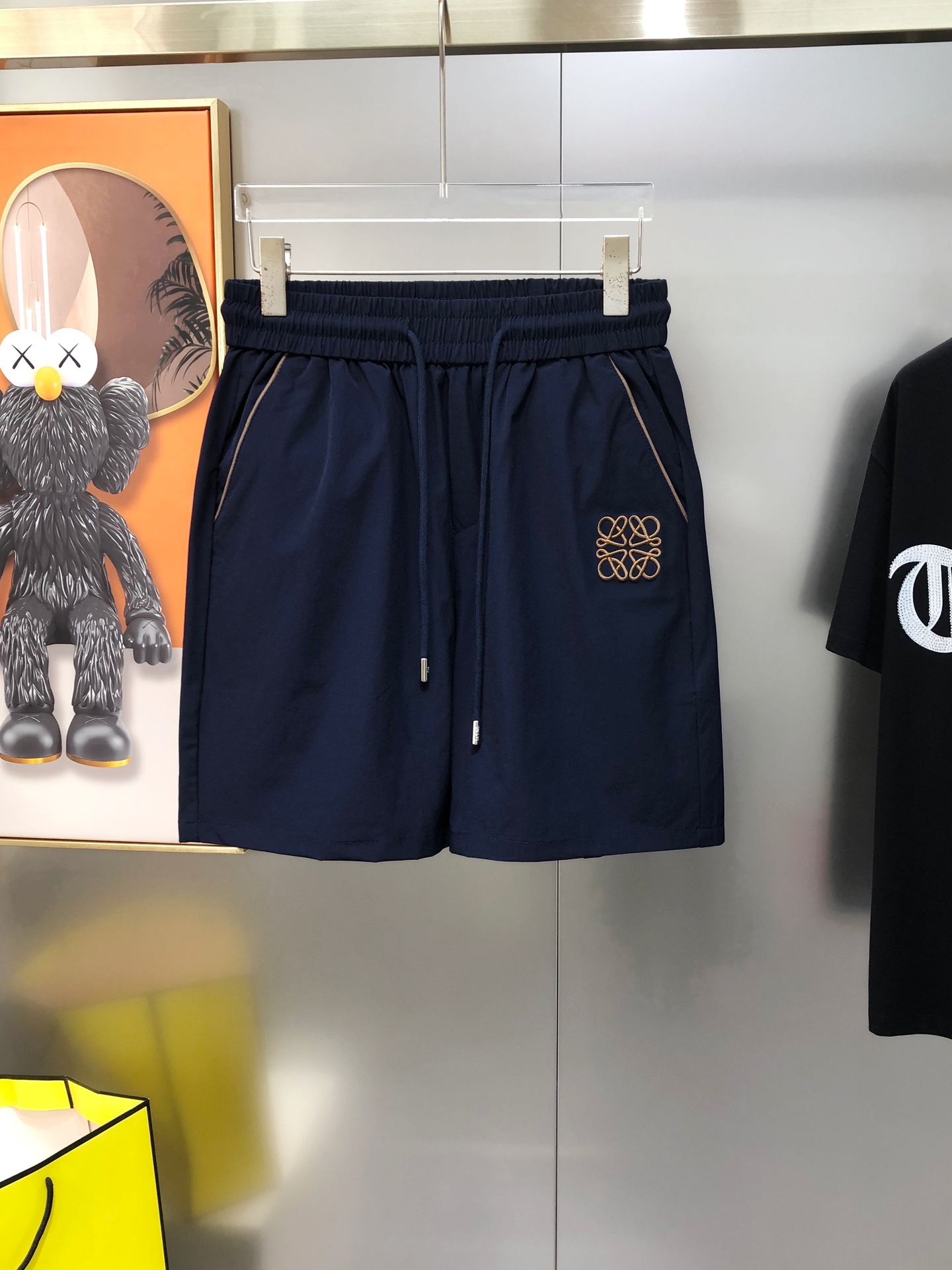 Title: P528 L*EWE Male Recreational Shorts 2025 Collection Overview Summary: New high-end male shorts for 2025 with unique design, polyester fabric, netted style - 图片 1