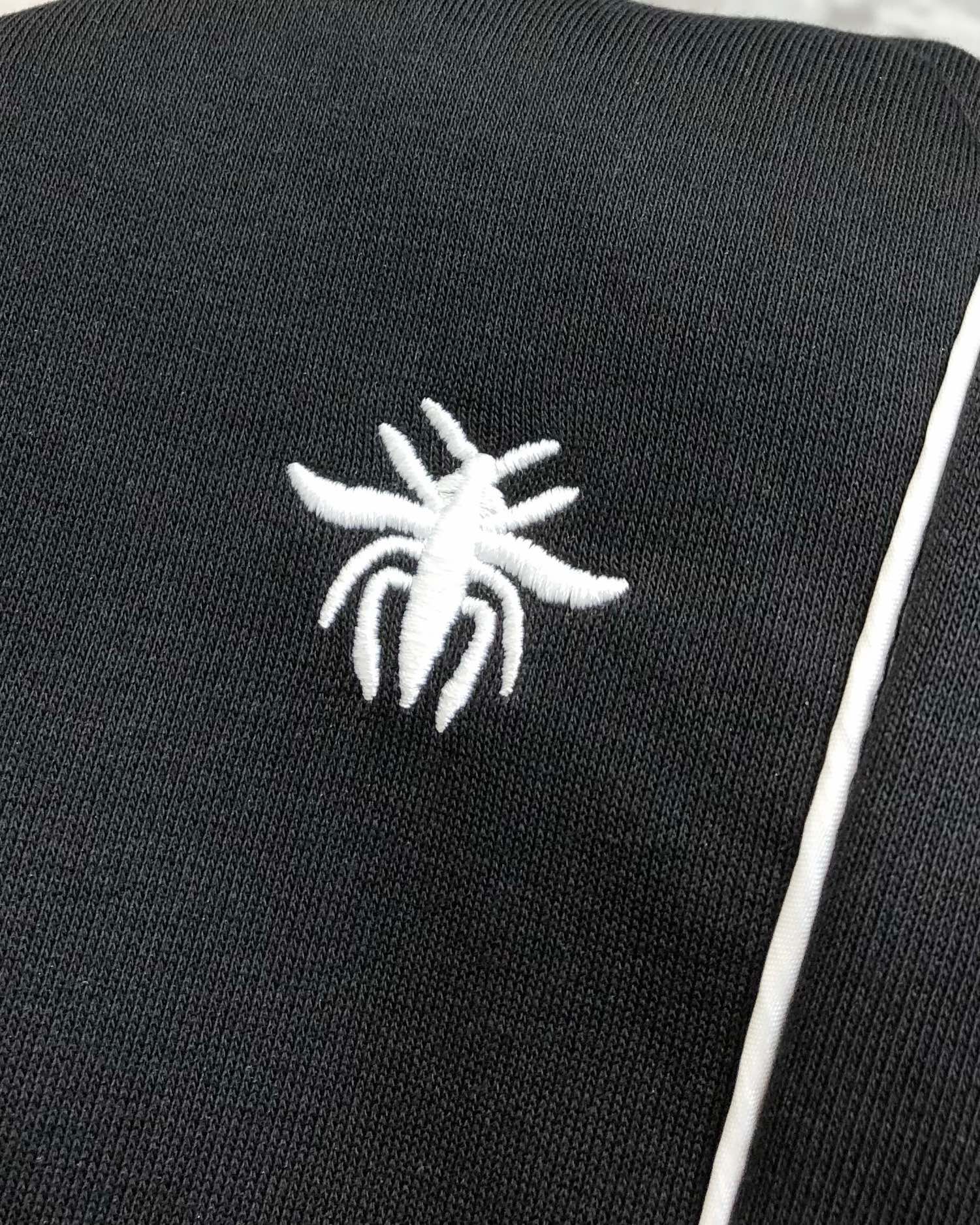 “2025 Men’s Recreational Shorts: High-End Custom Design with Stereo Embroidery and Little Bee Logo” - 图片 6