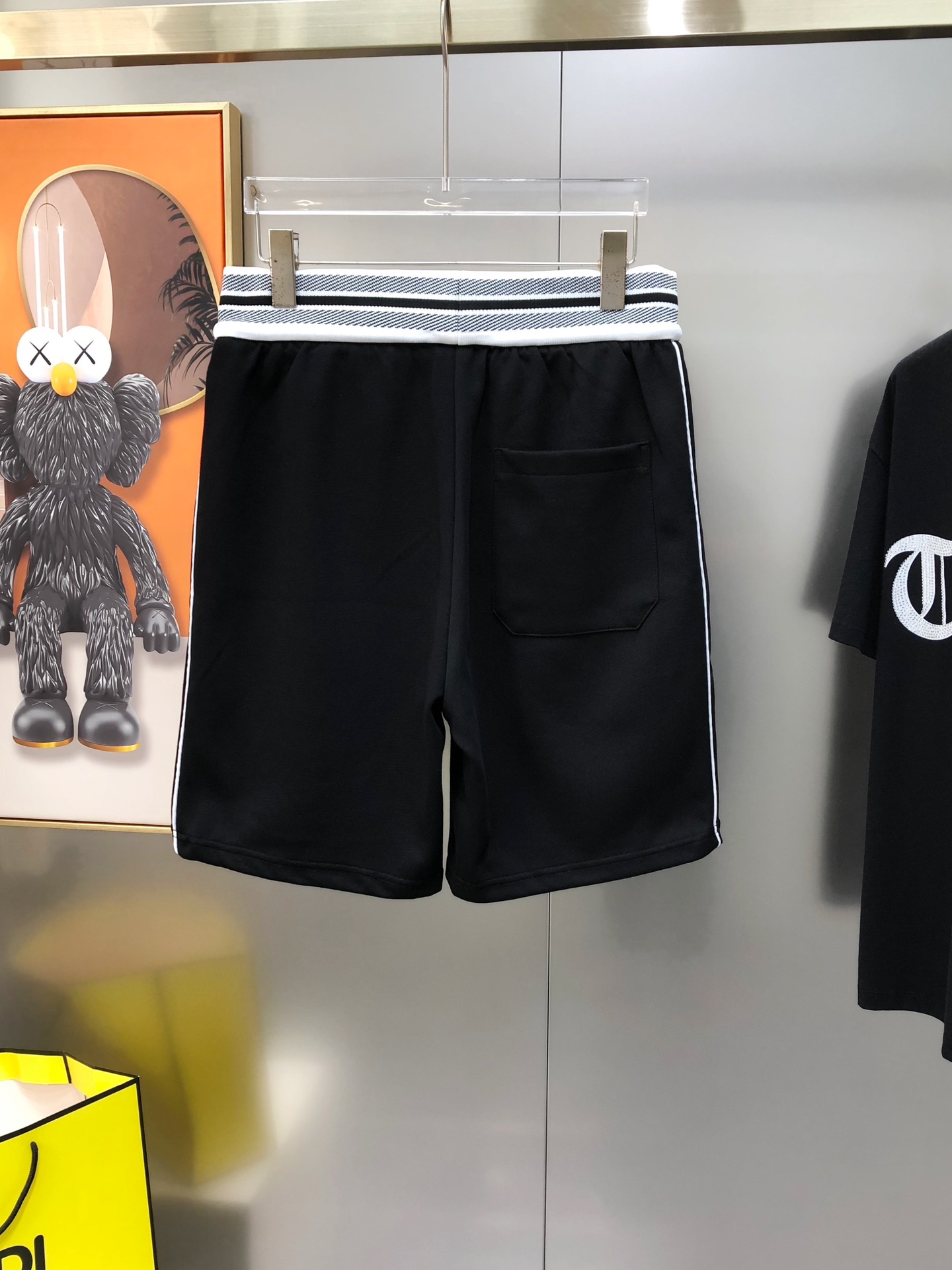 “2025 Men’s Recreational Shorts: High-End Custom Design with Stereo Embroidery and Little Bee Logo” - 图片 2